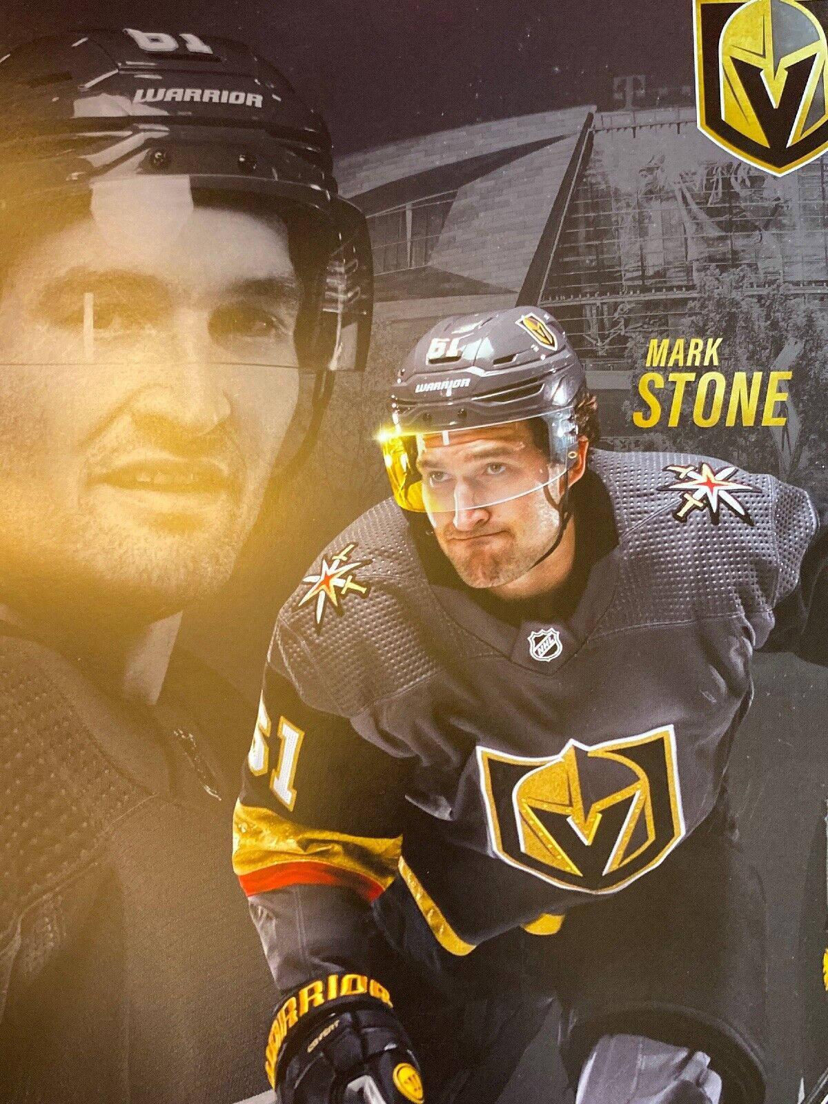 hockey 桌布 壁紙 — 冰球運動員Mark Stone穿著維加斯黃金騎士裝備，戴著發光頭盔並帶有褪色肖像疊加效果擺姿勢。