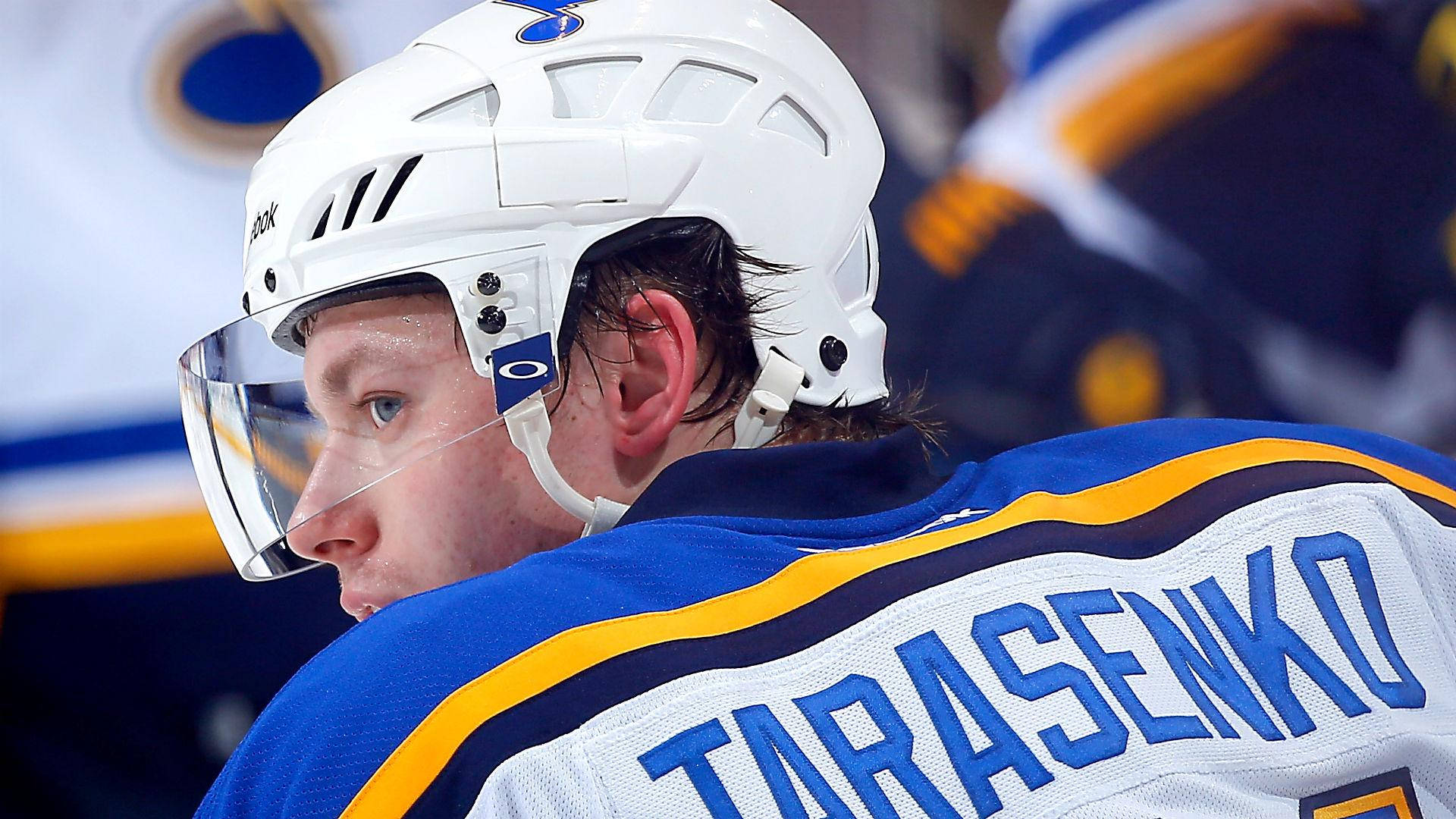 St Louis Blues 桌布 壁紙 — 冰球運動員Tarasenko戴上白色頭盔、身穿藍色球衣，在比賽中專注凝視的特寫。