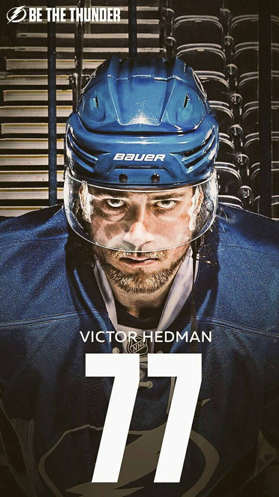 hockey 桌布 壁紙 — 冰球運動員Victor Hedman身穿藍色坦帕灣閃電隊77號球衣，近距離凝視鏡頭的特寫。