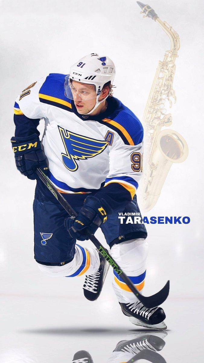 St Louis Blues 桌布 壁紙 — 冰球運動員Vladimir Tarasenko身穿聖路易斯藍調隊制服溜冰，旁邊漂浮著一個半透明的薩克斯風。