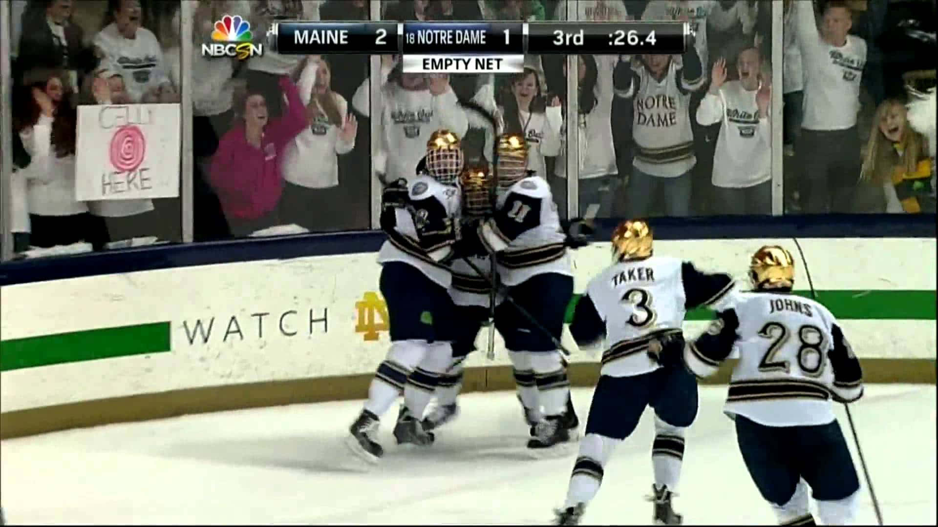 hockey 桌布 壁紙 — 冰球運動員在冰上慶祝進球，球迷在玻璃後面舉著「CALL HERE」標語歡呼。