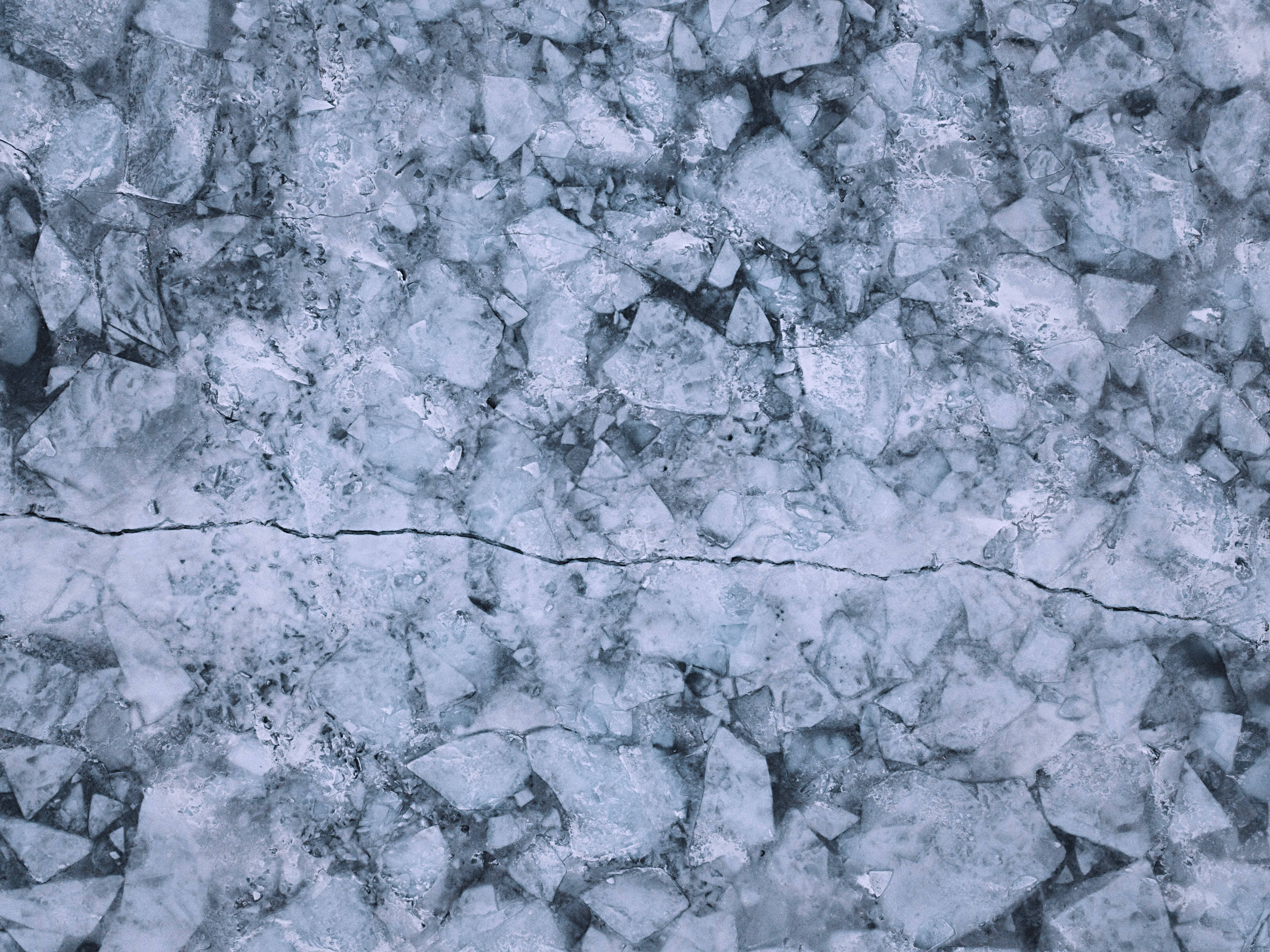 冰雪奇緣 桌布 壁紙 — 冰碎片特寫，呈現冷藍色和灰色調，帶有明顯的水平裂縫。