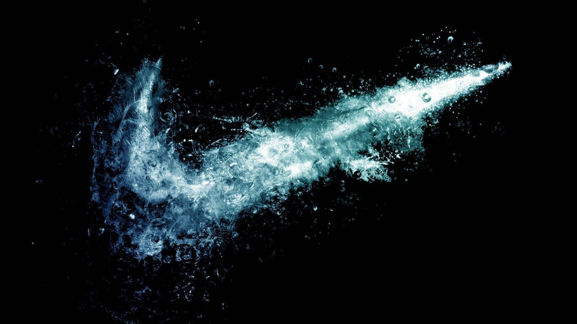 Cool Nike 桌布 壁紙 — 冰藍色水花動態飛濺，在黑色背景上形成Nike勾形。