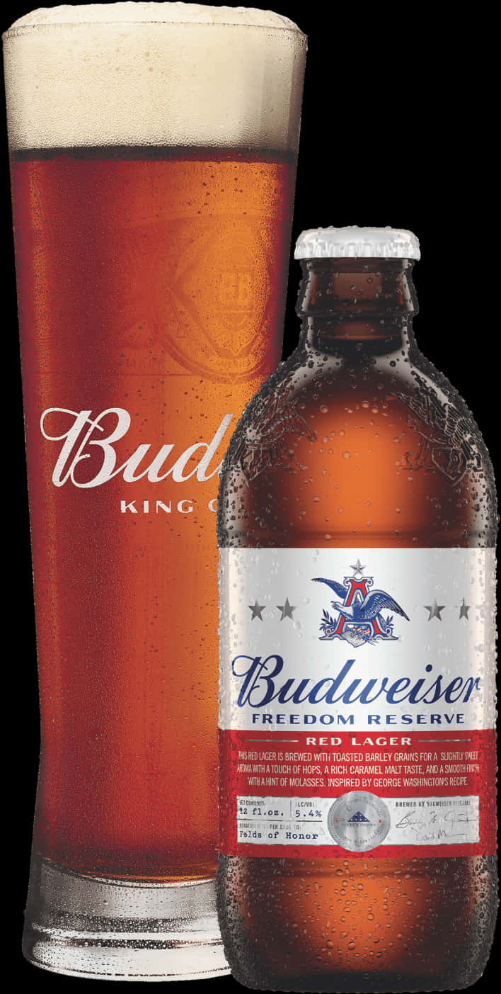 百威 桌布 壁紙 — 冰鎮的Budweiser Freedom Reserve酒瓶和裝滿琥珀色啤酒及泡沫的玻璃杯，背景為黑色。