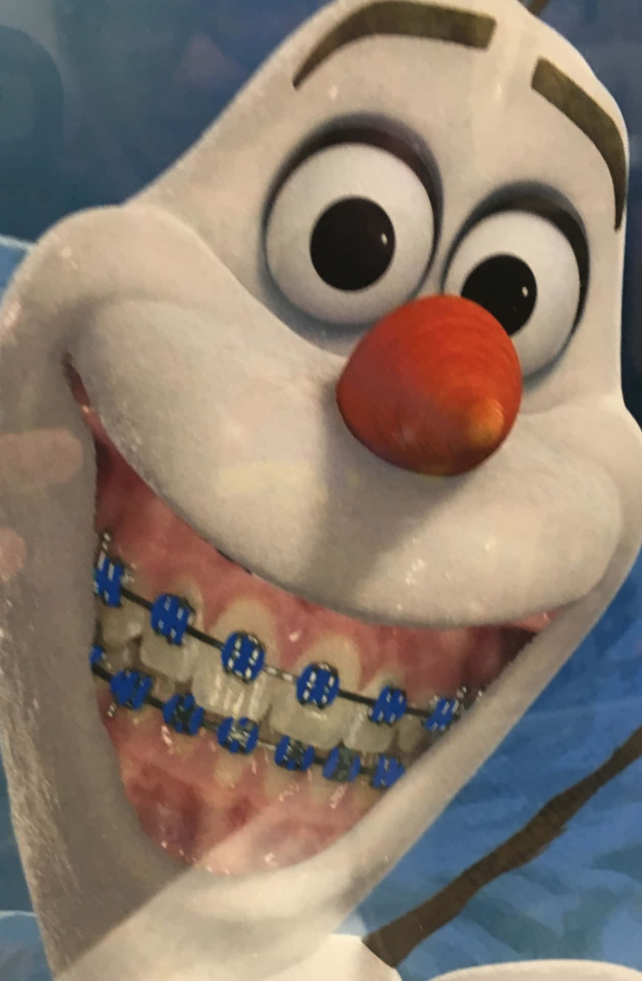 有趣美學GIF 桌布 壁紙 — 《冰雪奇緣》中 Olaf 的特寫，在雪藍色背景下露出燦爛笑容，牙齒上戴著藍色牙套。