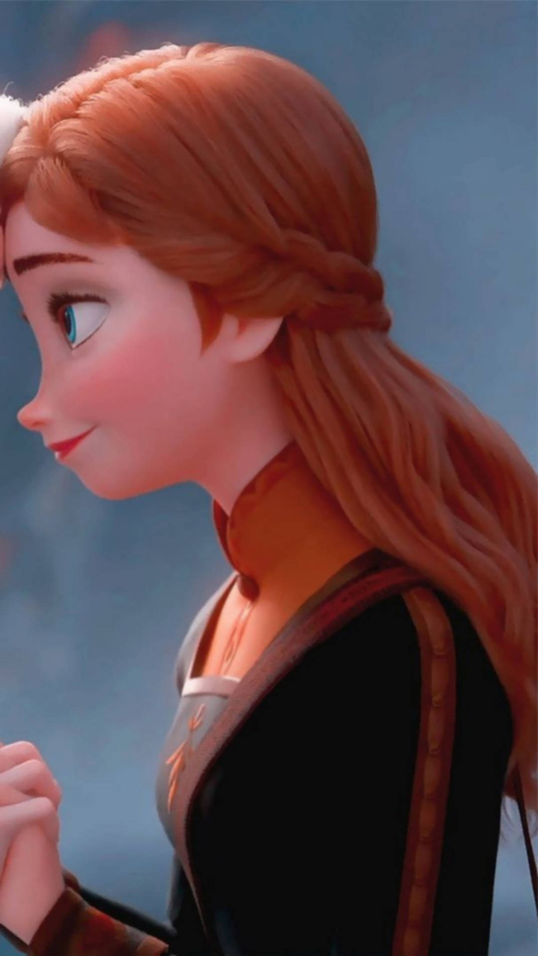《冰雪奇緣》中的安娜側面微笑，紅色辮子頭髮。 — 配對 GIF 壁紙