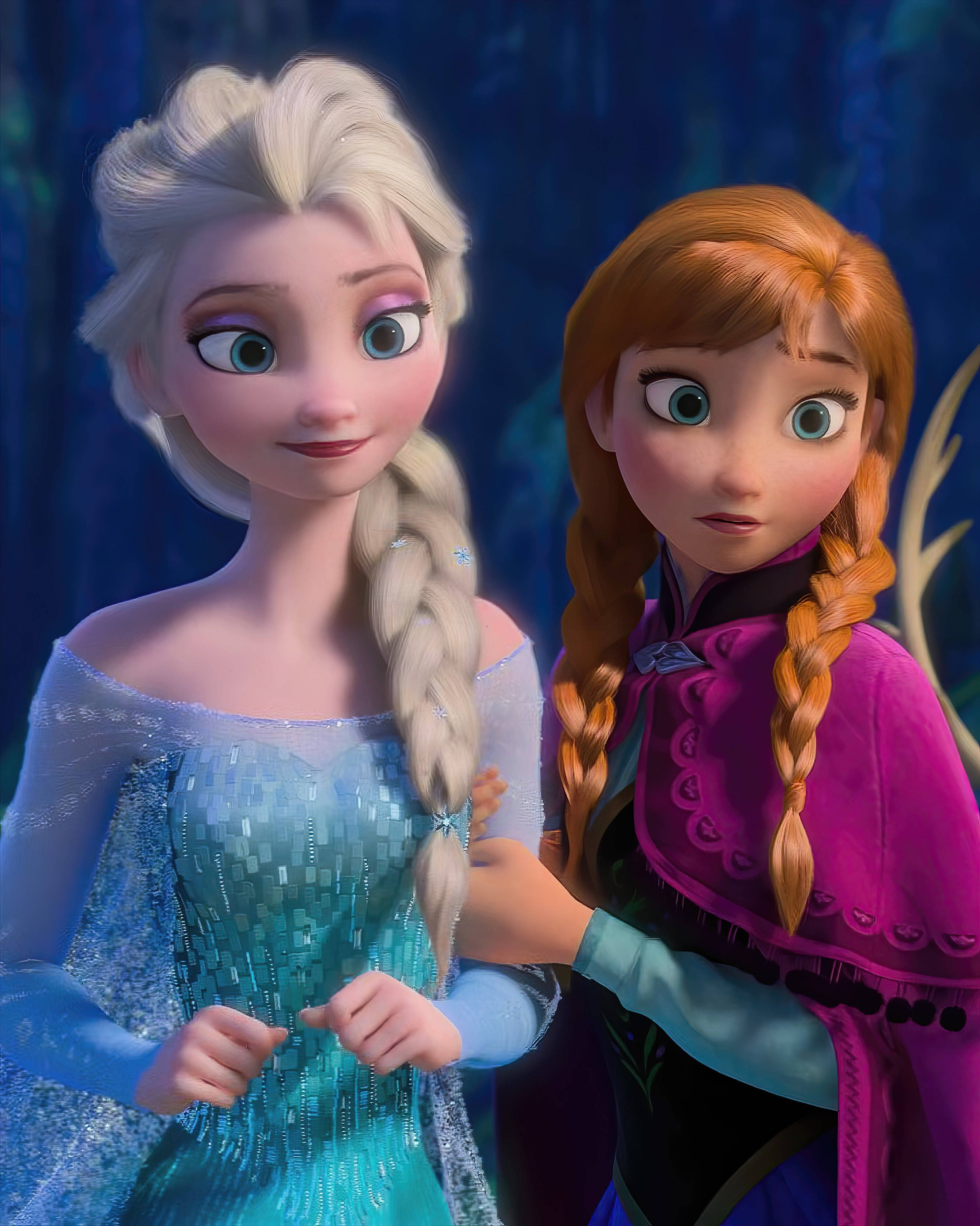 Elsa 桌布 壁紙 — 《冰雪奇緣》中的艾莎和安娜在一個帶有發光藍色和紫色色調的魔法森林中緊密地站在一起。