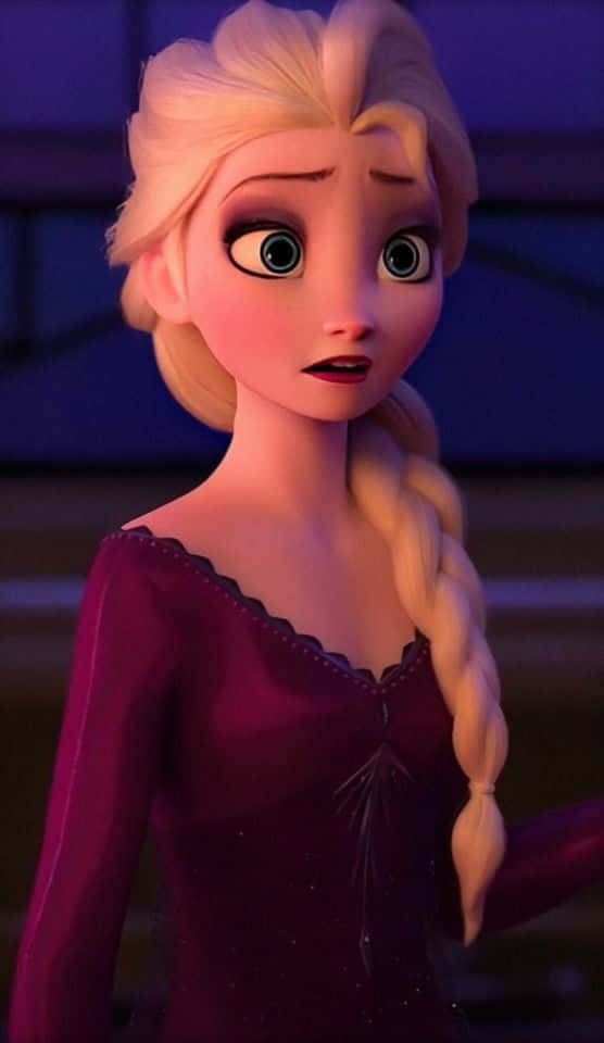 艾莎 桌布 壁紙 — 《冰雪奇緣》中的艾莎在紫色燈光下睜大眼睛，露出驚訝和擔憂的表情。