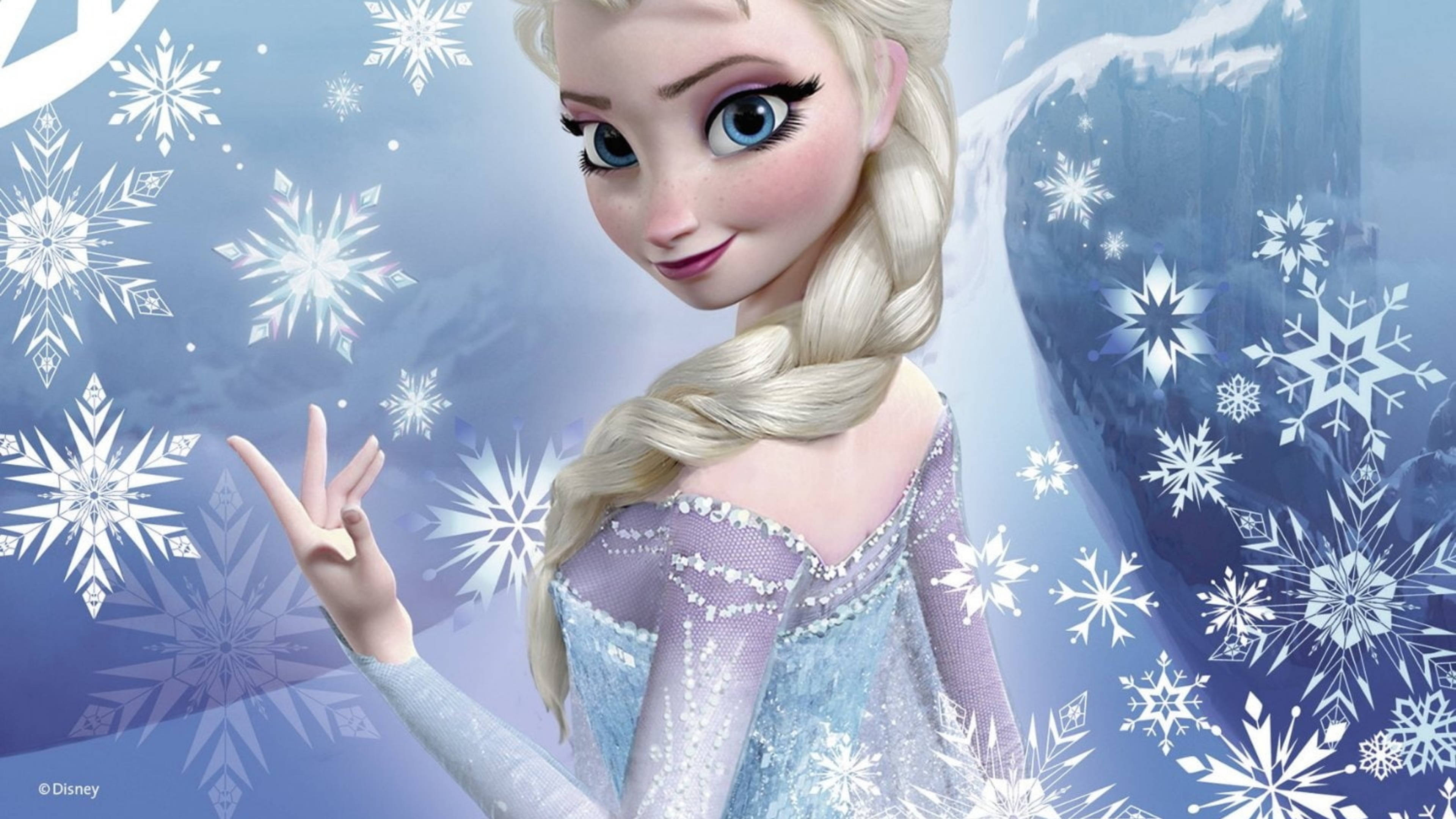 Frozen Elsa 桌布 壁紙 — 《冰雪奇緣》中的艾莎在魔法般的冰藍色場景中，雪花在她周圍旋轉，她溫柔地微笑。