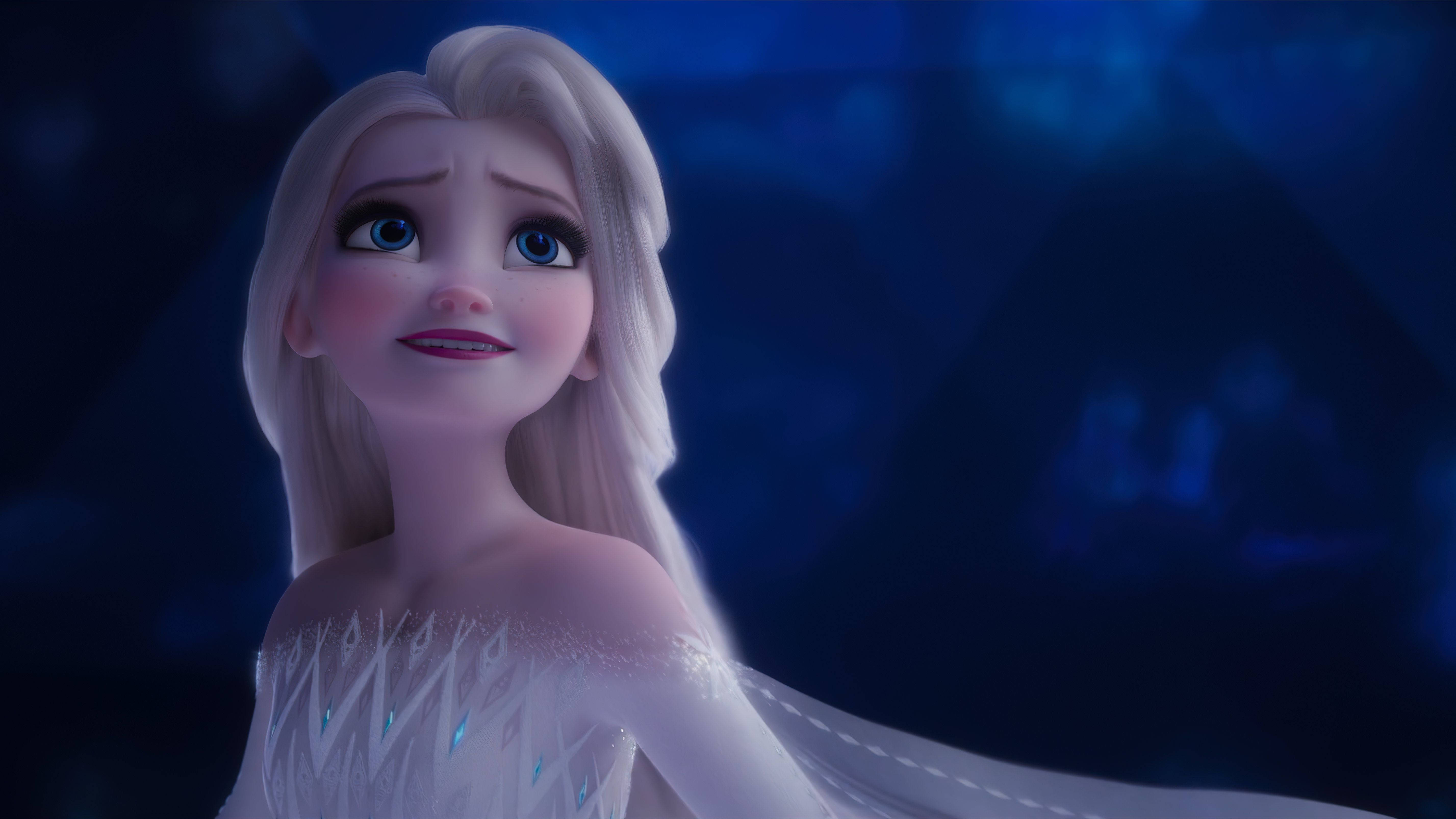 Elsa 桌布 壁紙 — 《冰雪奇緣》中的艾莎在黑暗魔法背景下，穿著閃耀的藍色冰裙，溫柔微笑。