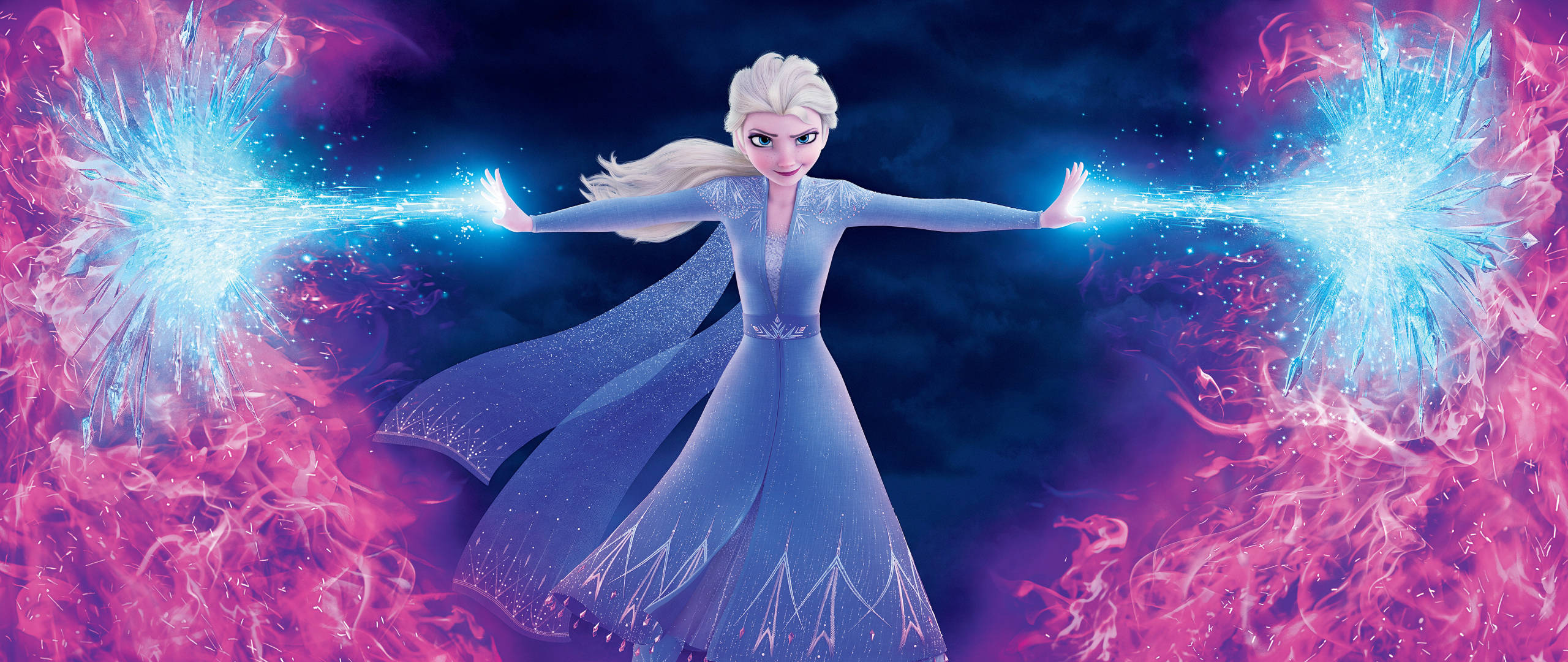 Frozen Elsa 桌布 壁紙 — 《冰雪奇緣》中的艾莎張開雙臂站立，藍色冰魔法從她手中噴發，背景是旋轉的粉紅和紫色宇宙背景。