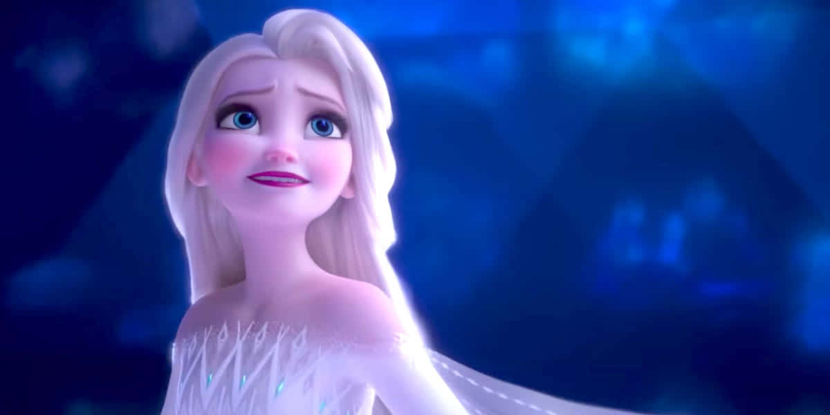 迪士尼公主 桌布 壁紙 — 《冰雪奇緣》中的艾莎懷著希望的表情向上凝視，背景是發光的藍色冰景。