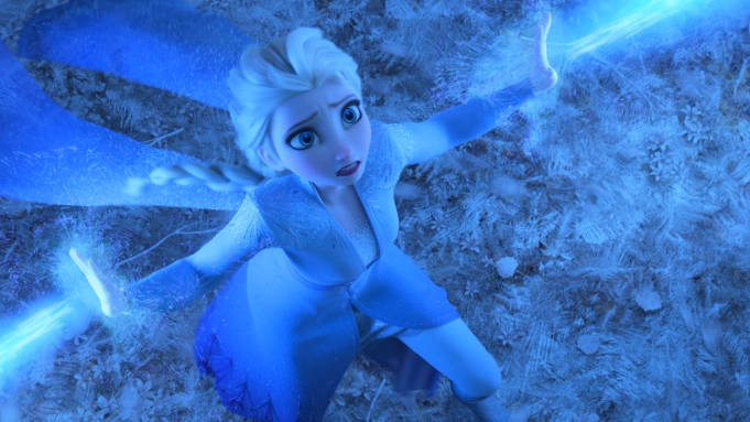 《冰雪奇緣》中的艾莎在雪景中施展冰魔法。