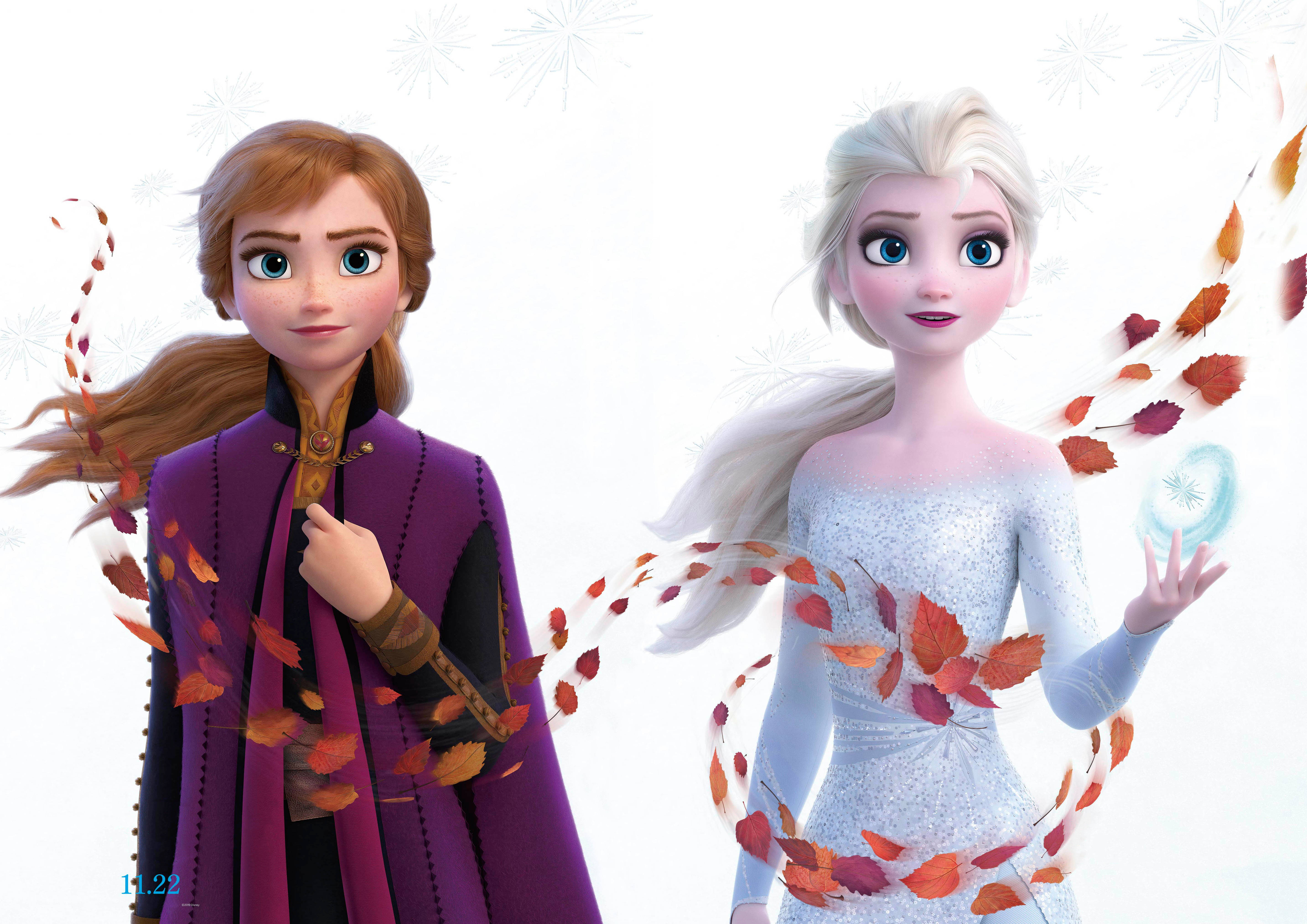 Frozen Elsa 桌布 壁紙 — 《冰雪奇緣》的安娜和艾莎並肩站立，秋葉在他們周圍旋轉，背景是雪地。