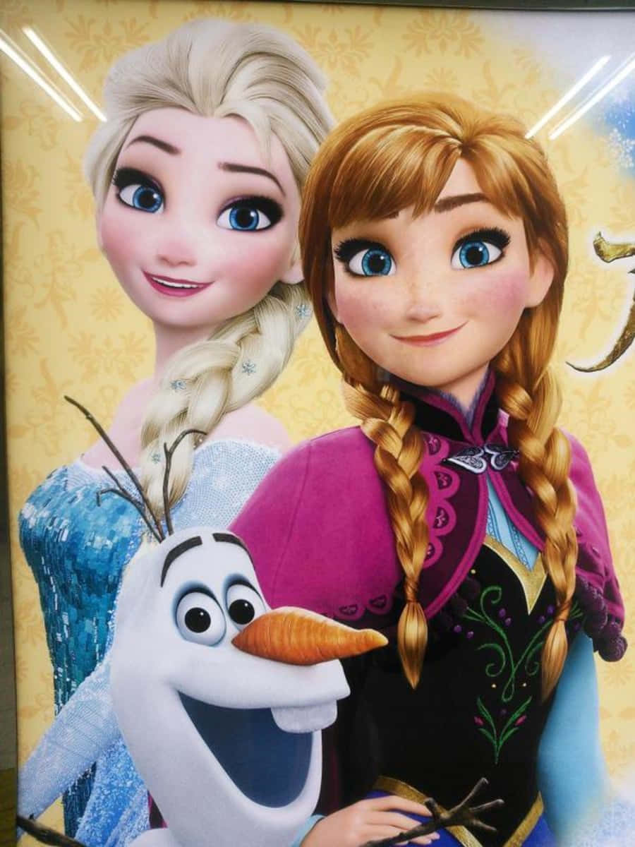 艾莎與安娜 桌布 壁紙 — 《冰雪奇緣》的艾莎、安娜和雪寶在金色花卉壁紙背景下燦爛微笑。