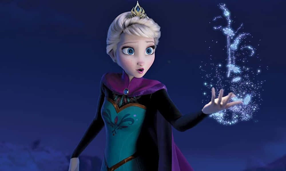 Princess Free 桌布 壁紙 — 《冰雪奇緣》的艾莎公主在深藍色夜空下用手創造閃爍的冰魔法。