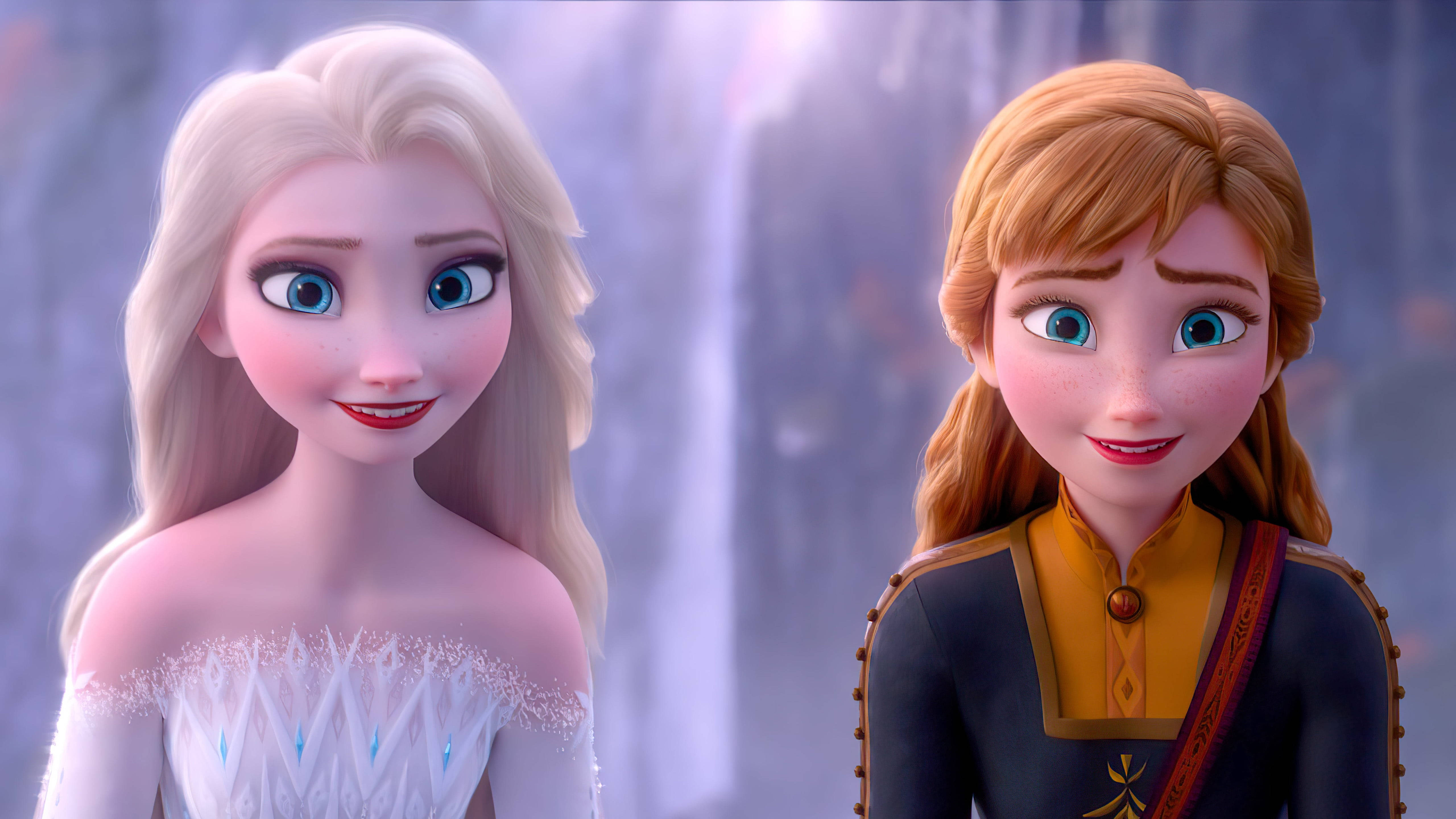 anna 桌布 壁紙 — 《冰雪奇緣》的艾莎和安娜並肩微笑，站在一個白雪皚皚的冰雪景觀中，背後有柔和的光芒。