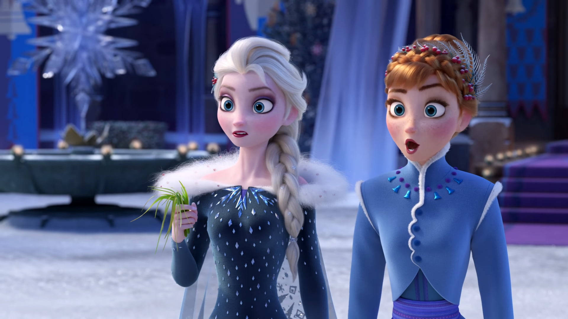 anna 桌布 壁紙 — 《冰雪奇緣》的艾莎和安娜站在白雪覆蓋的宮殿庭院中，手持一枝綠色植物，背景是冰藍色的裝飾。