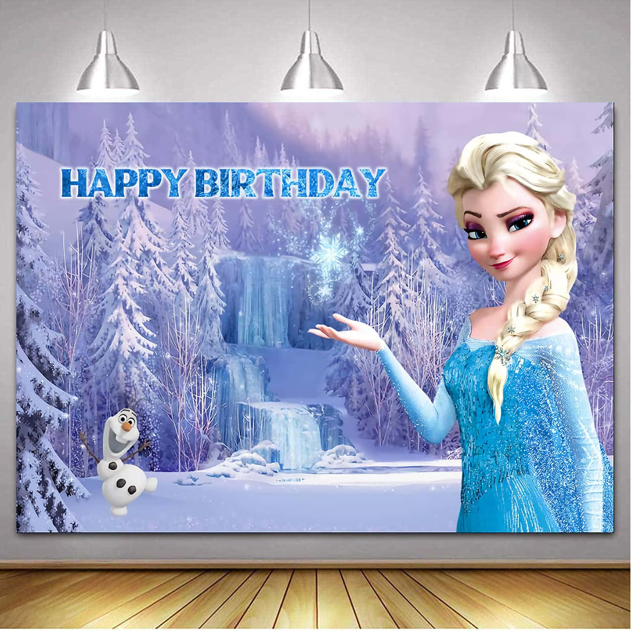 艾莎 桌布 壁紙 — 《冰雪奇緣》的艾莎和雪寶站在雪瀑布背景前，『HAPPY BIRTHDAY』字樣閃爍冰藍色光芒。