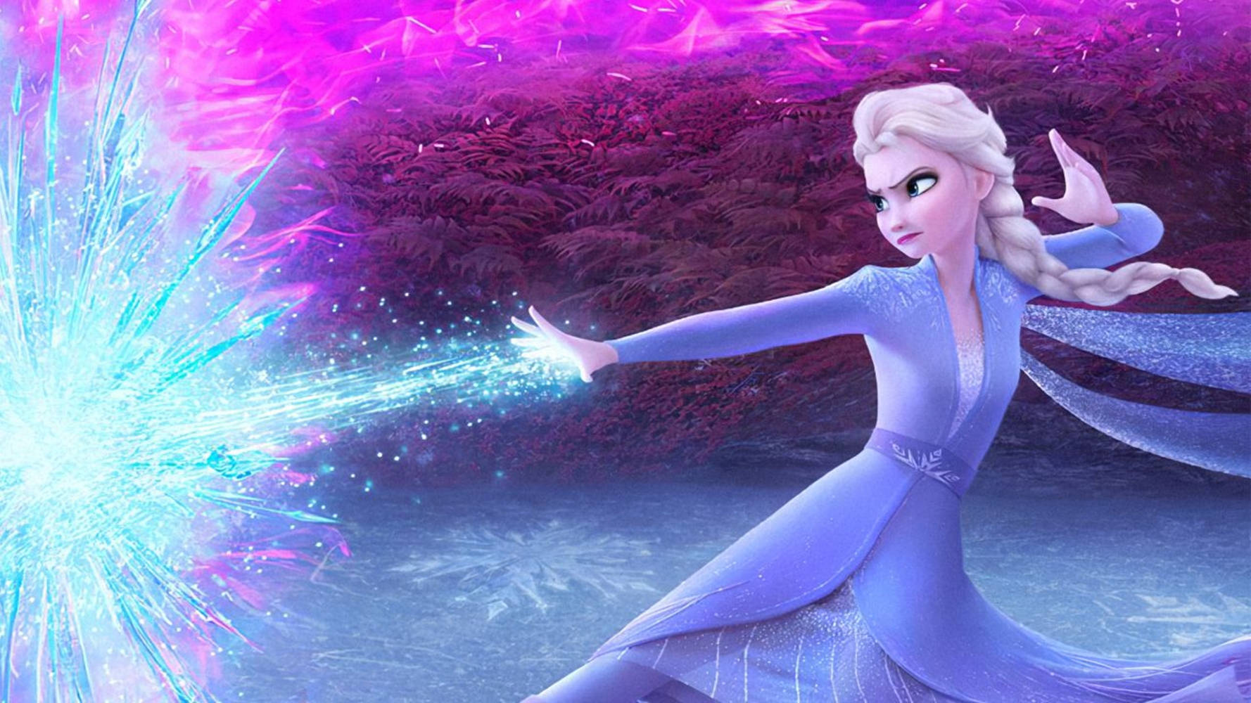冰雪奇緣2 桌布 壁紙 — 《冰雪奇緣》的艾莎在充滿活力的紫色水晶背景下，釋放出閃爍藍光的冰魔法。