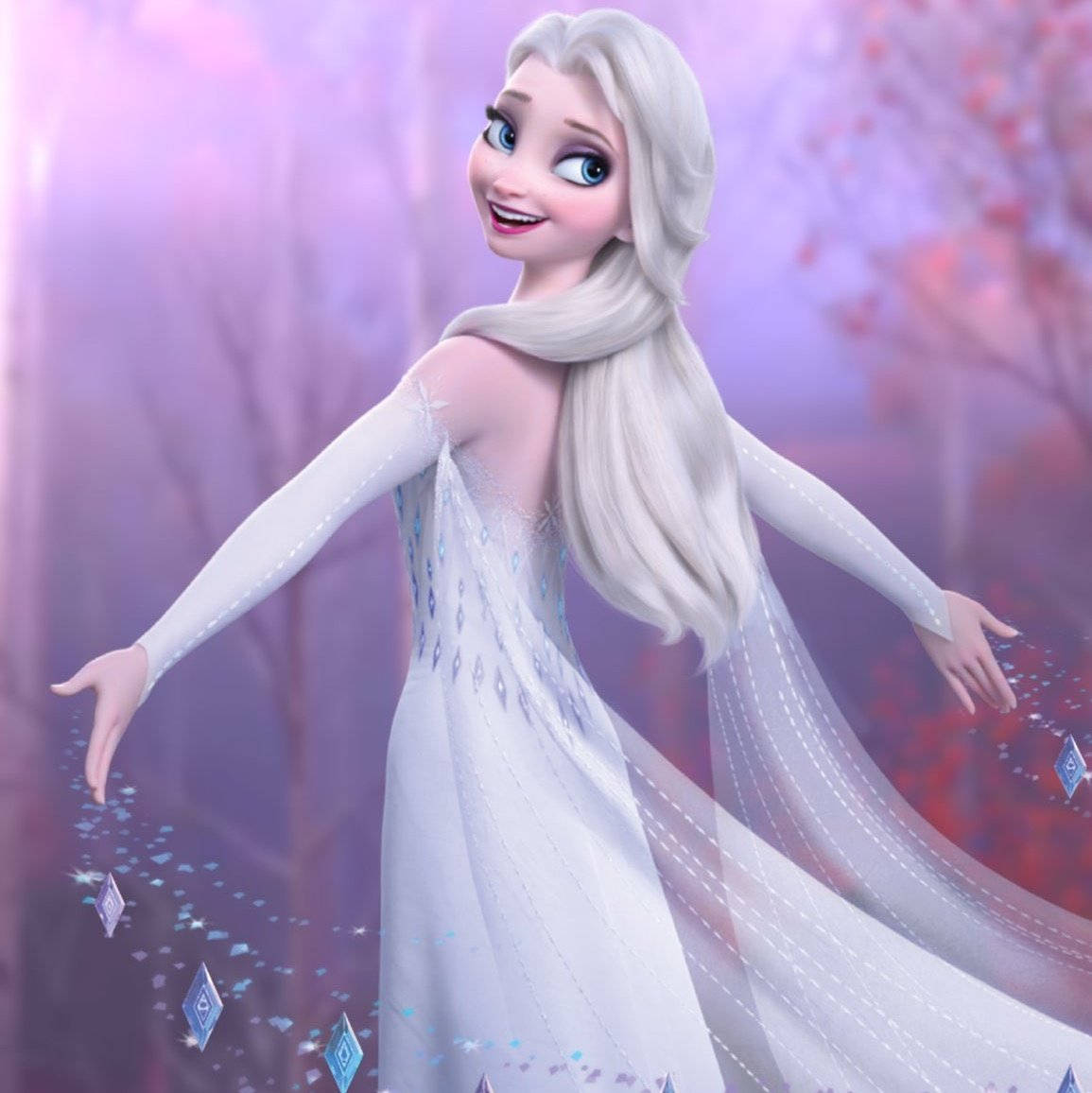 冰雪奇緣2 桌布 壁紙 — 《冰雪奇緣》的艾莎在夢幻般的紫色森林中愉快地張開雙臂，冰晶在她周圍閃爍。