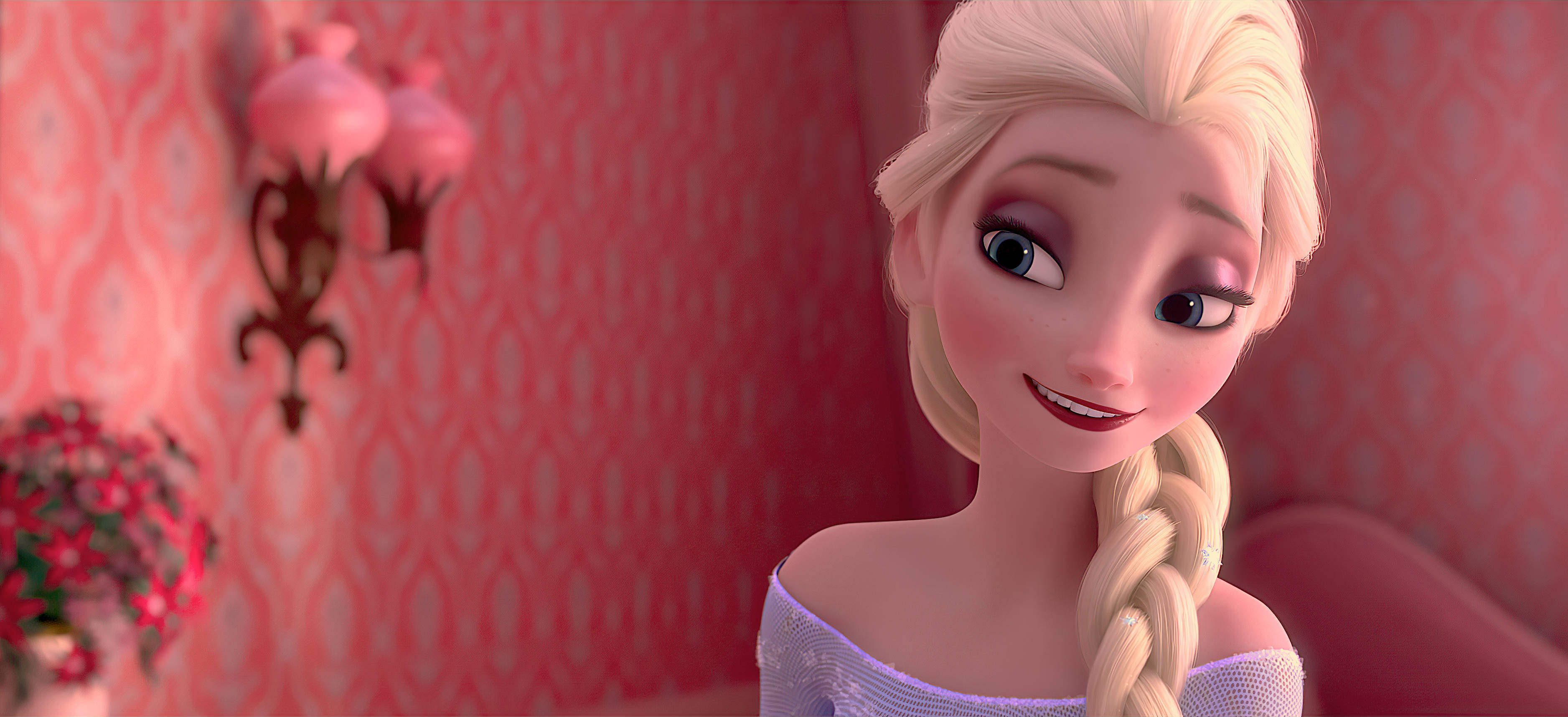 Frozen Elsa 桌布 壁紙 — 《冰雪奇緣》的艾莎在粉紅色圖案房間中溫暖微笑，房間有花卉裝飾和華麗的壁燈。