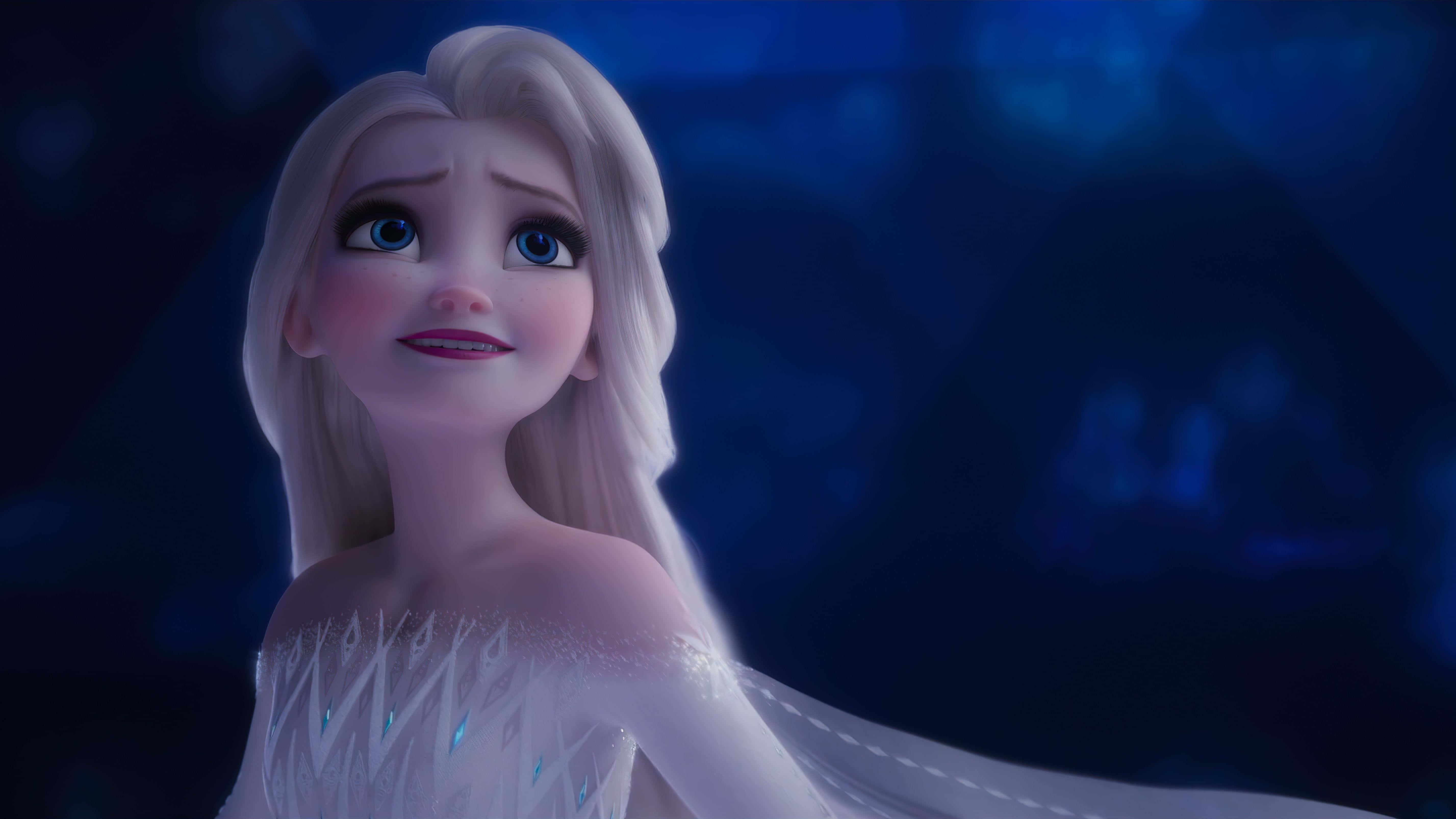 冰雪奇緣2 桌布 壁紙 — 《冰雪奇緣》的艾莎在黑暗魔法背景下，穿著發光的藍色冰裙輕輕微笑。