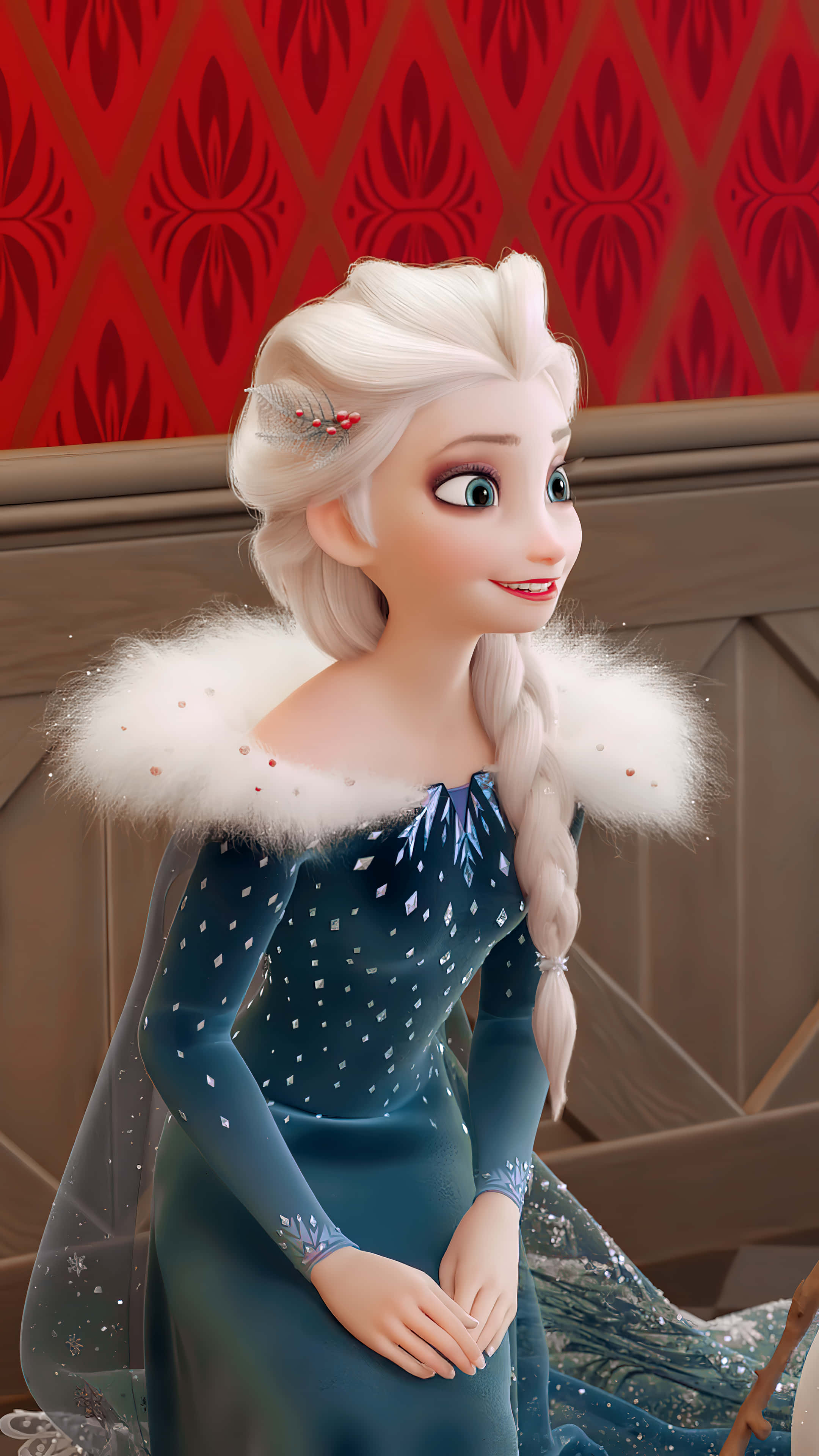 艾莎 桌布 壁紙 — 《冰雪奇緣》的艾莎身穿閃亮藍色禮服搭配白色毛領，在紅色圖案壁紙前溫暖微笑。