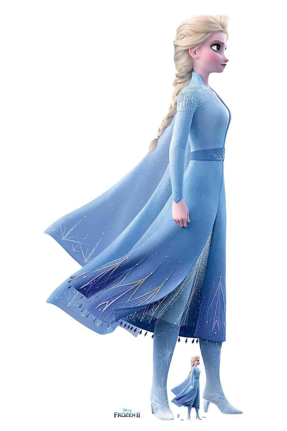 迪士尼 桌布 壁紙 — 《冰雪奇緣2》的艾莎側面站立，身穿流動的藍色冰飾長袍，帶有精緻的銀色圖案和長辮子。