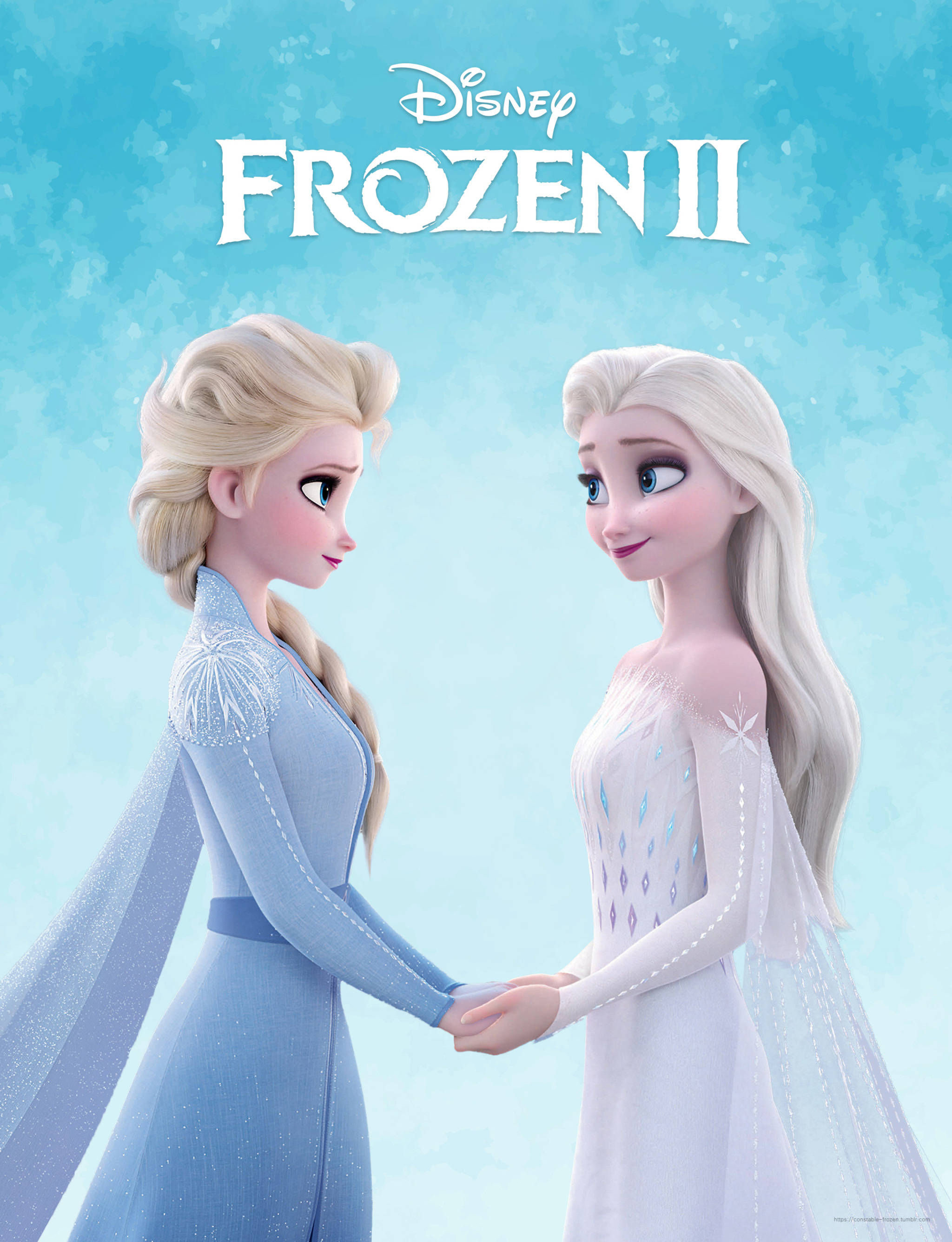 冰雪奇緣2 桌布 壁紙 — 冰雪奇緣2中的艾莎和安娜在柔和的藍色冰雪背景下牽手，上方有迪士尼標誌。
