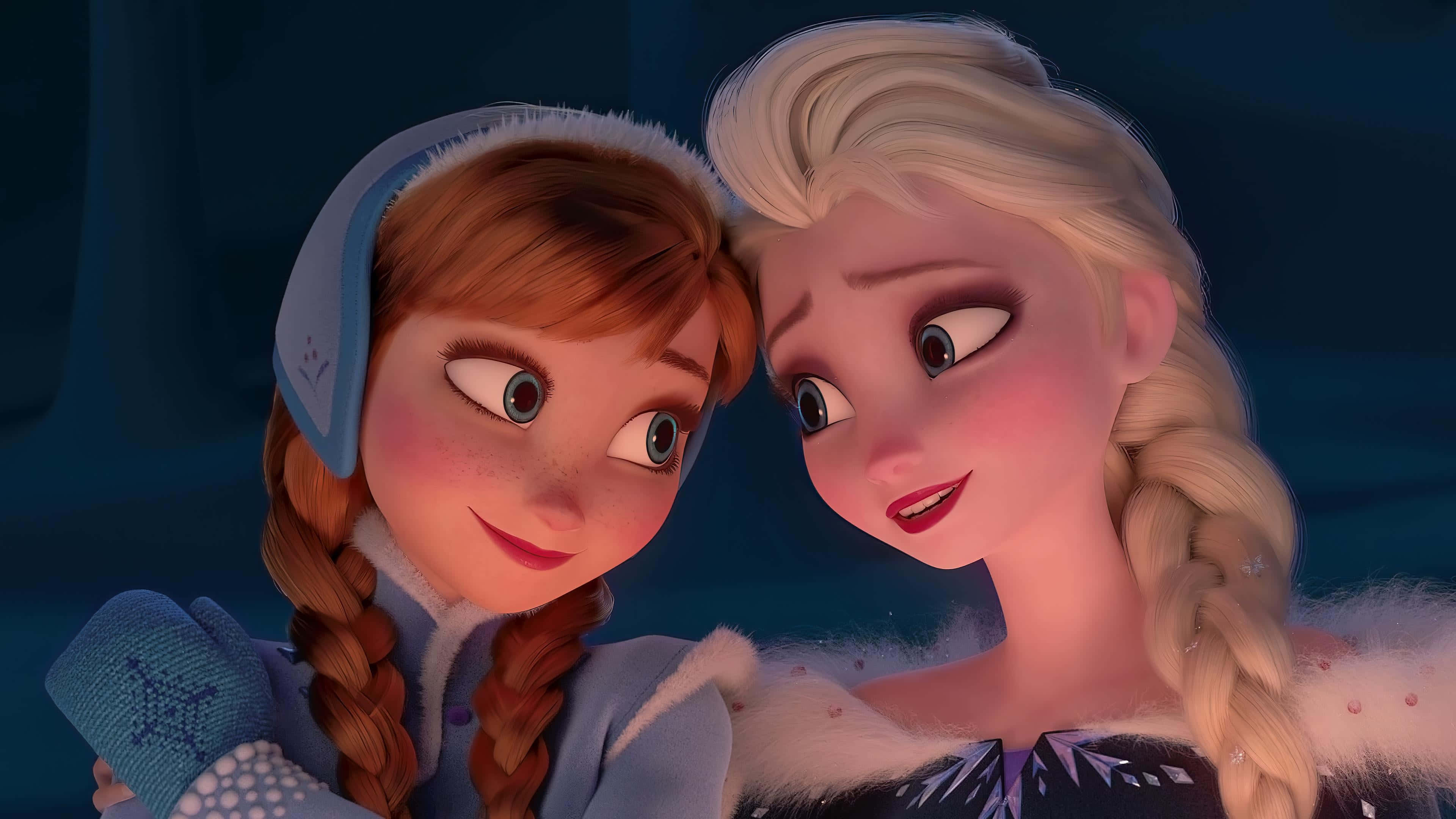 sisters 桌布 壁紙 — 冰雪奇緣中的安娜和艾莎在柔和光線的冰天雪地中分享溫馨時刻，臉上帶著溫暖的光澤。