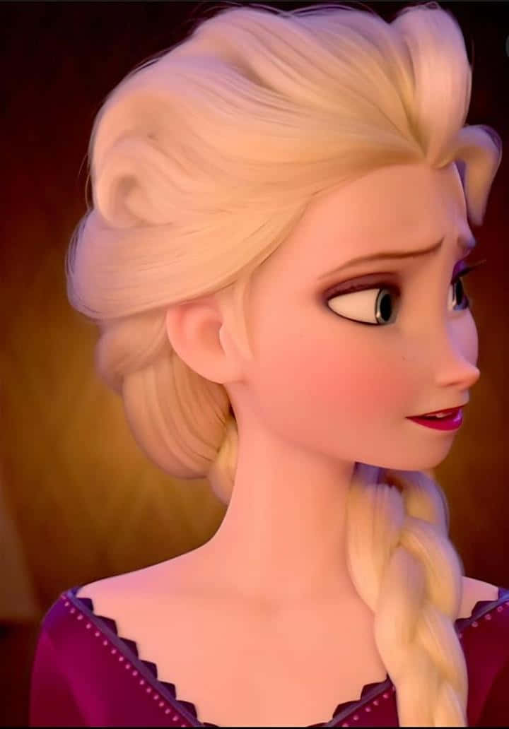 冰雪奇緣 桌布 壁紙 — 冰雪奇緣中艾莎的特寫，金髮辮子和紫色裙子，溫暖金色背景。
