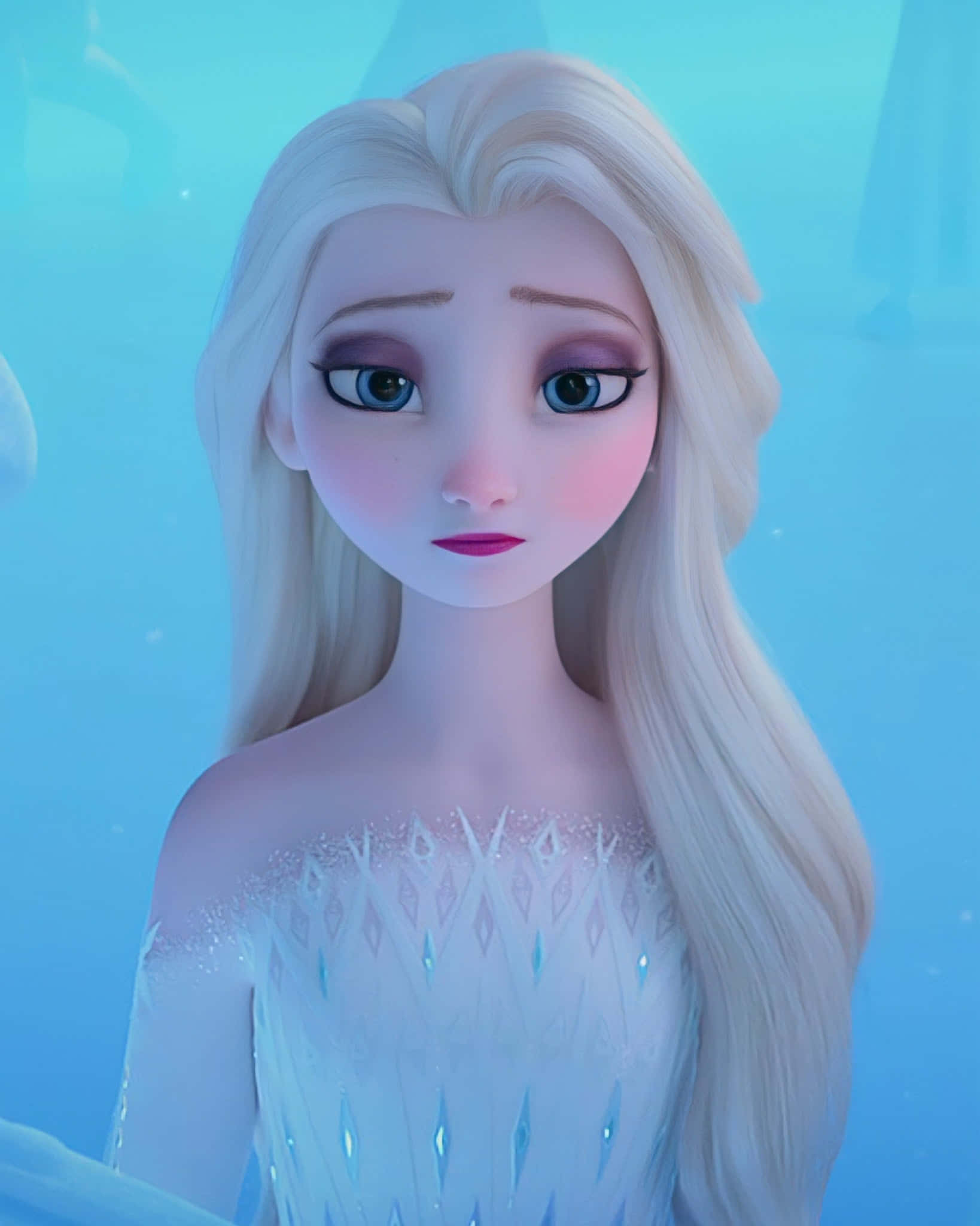 艾莎 桌布 壁紙 — 冰雪奇緣的艾莎在清涼的藍色冰雪場景中，禮服上閃爍著冰晶圖案，溫柔地凝視著。