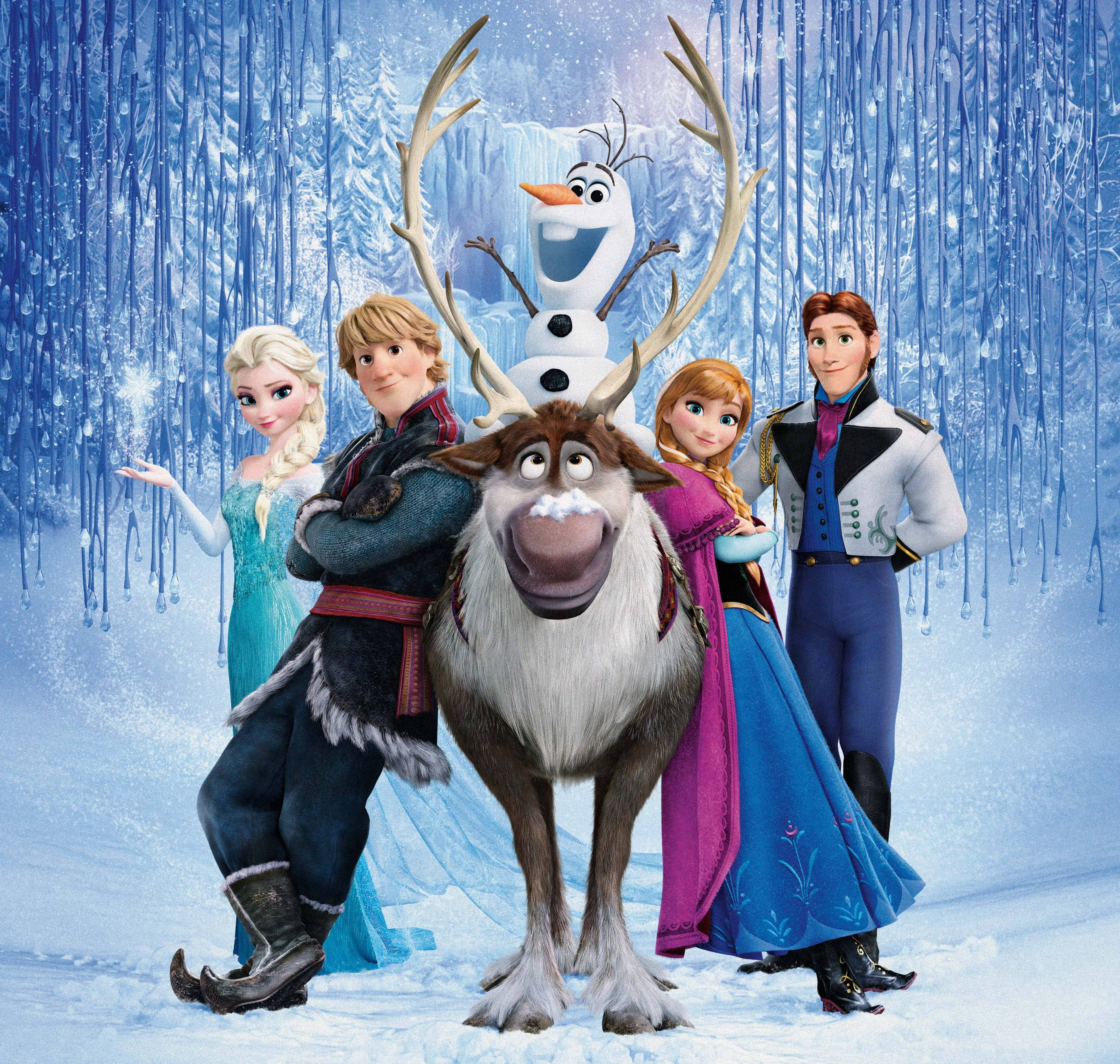 Frozen Elsa 桌布 壁紙 — 冰雪奇緣角色艾莎、安娜、克里斯托夫、奧拉夫和斯文一起站在一個被雪覆蓋的魔法森林中，有冰樹和飄落的雪。