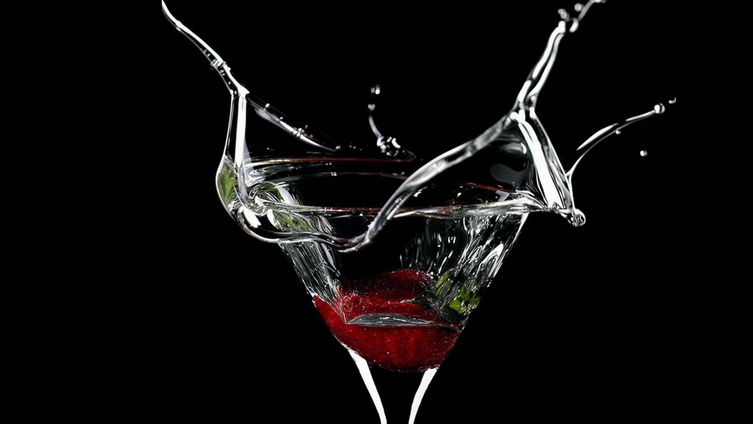 Drink 桌布 壁紙 — 冷凍的紅色液體從馬丁尼杯中戲劇性地濺出，背景為純黑色。