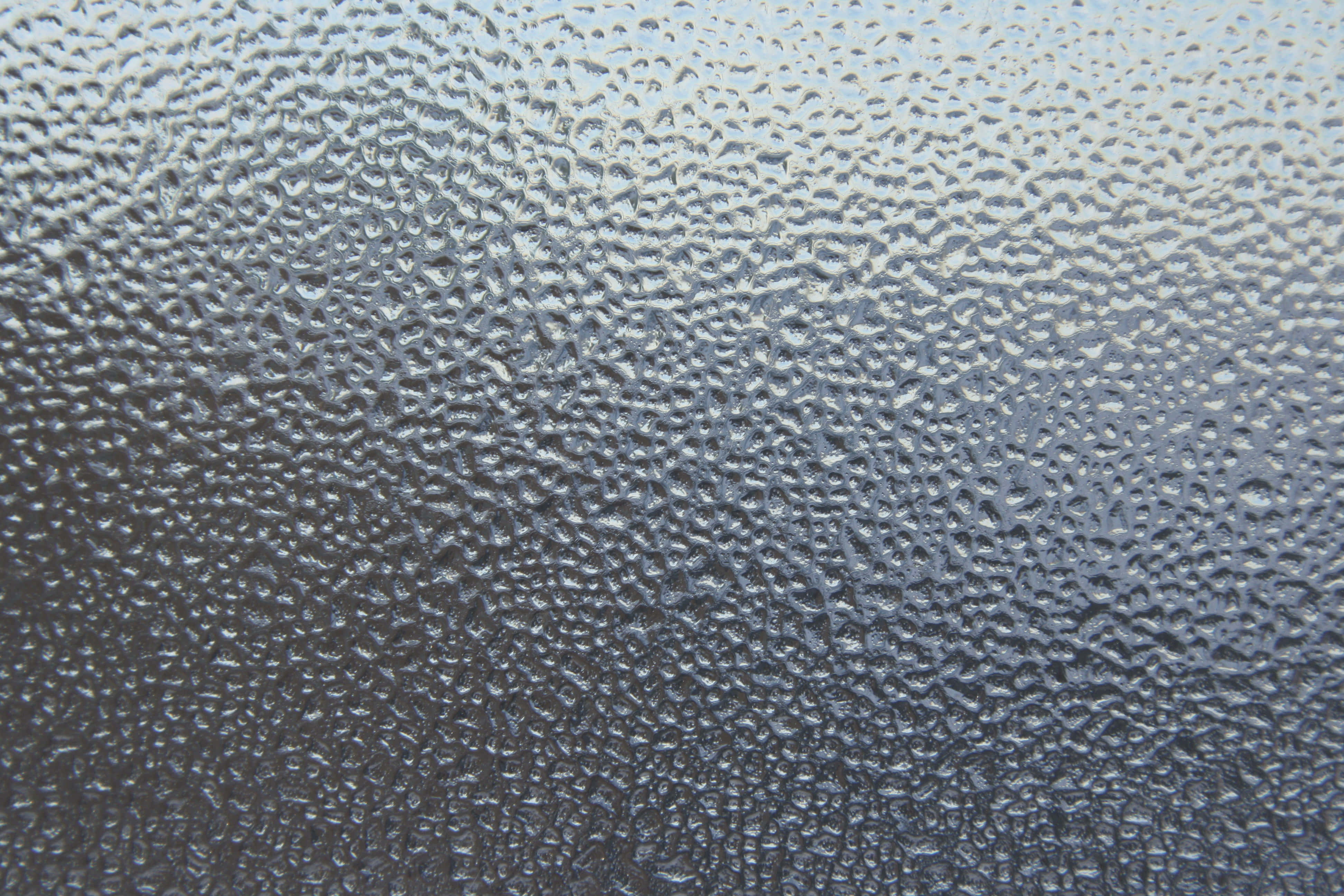 Glass Texture 桌布 壁紙 — 冷凝水滴在冰冷玻璃表面上的特寫，帶有柔和漸變燈光。