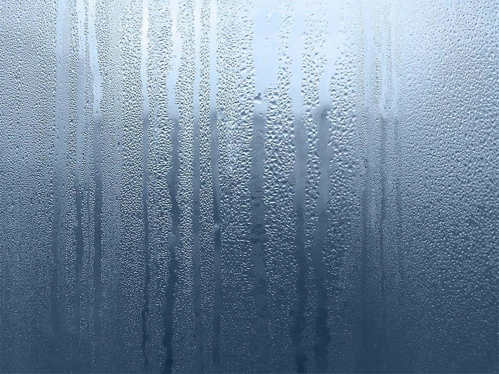 Rain Drops 桌布 壁紙 — 冷窗玻璃的特寫，上面佈滿垂直的冷凝條紋和閃爍著柔和藍光的水滴。