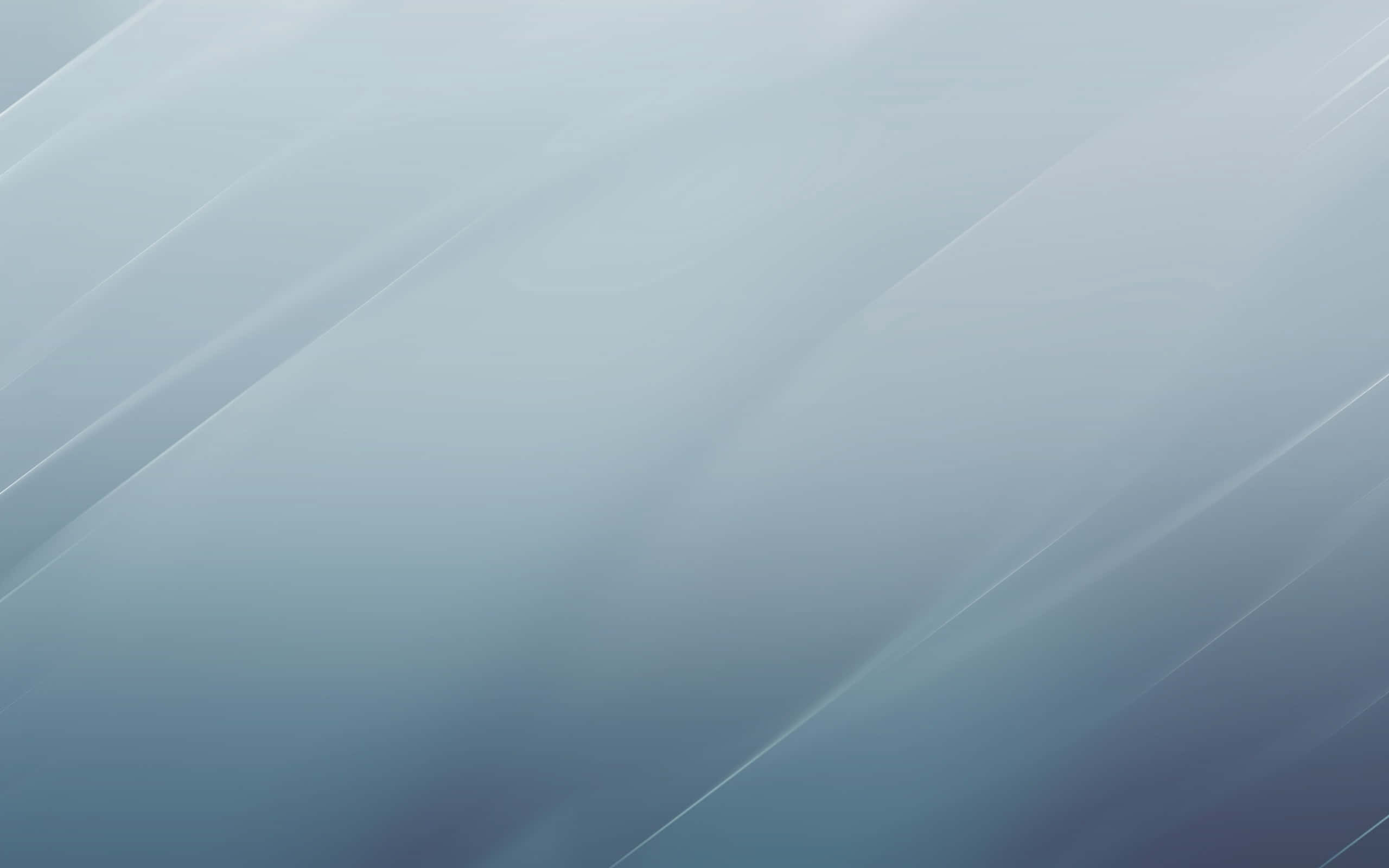Grey Blue 桌布 壁紙 — 冷藍色和灰色的柔和漸變，帶有對角線光條，營造出平靜的抽象背景。