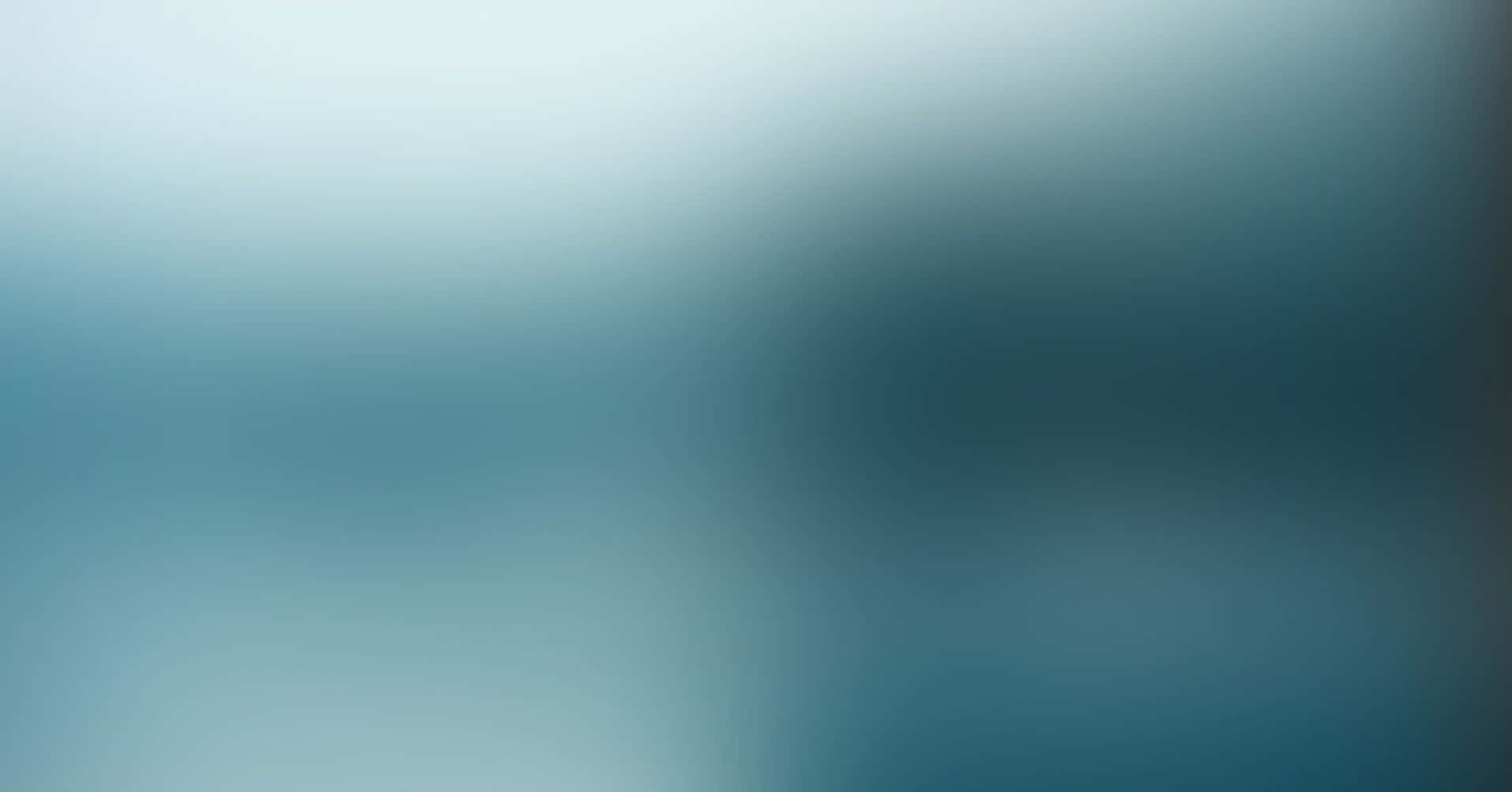 Grey Blue 桌布 壁紙 — 冷藍色和青綠色的柔和漸變，融入朦朧的氛圍背景中。