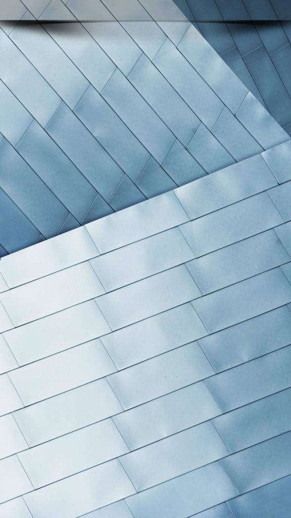 圖案 桌布 壁紙 — 冷藍色調的對角金屬面板以幾何精確度和現代建築優雅反射柔和光線。