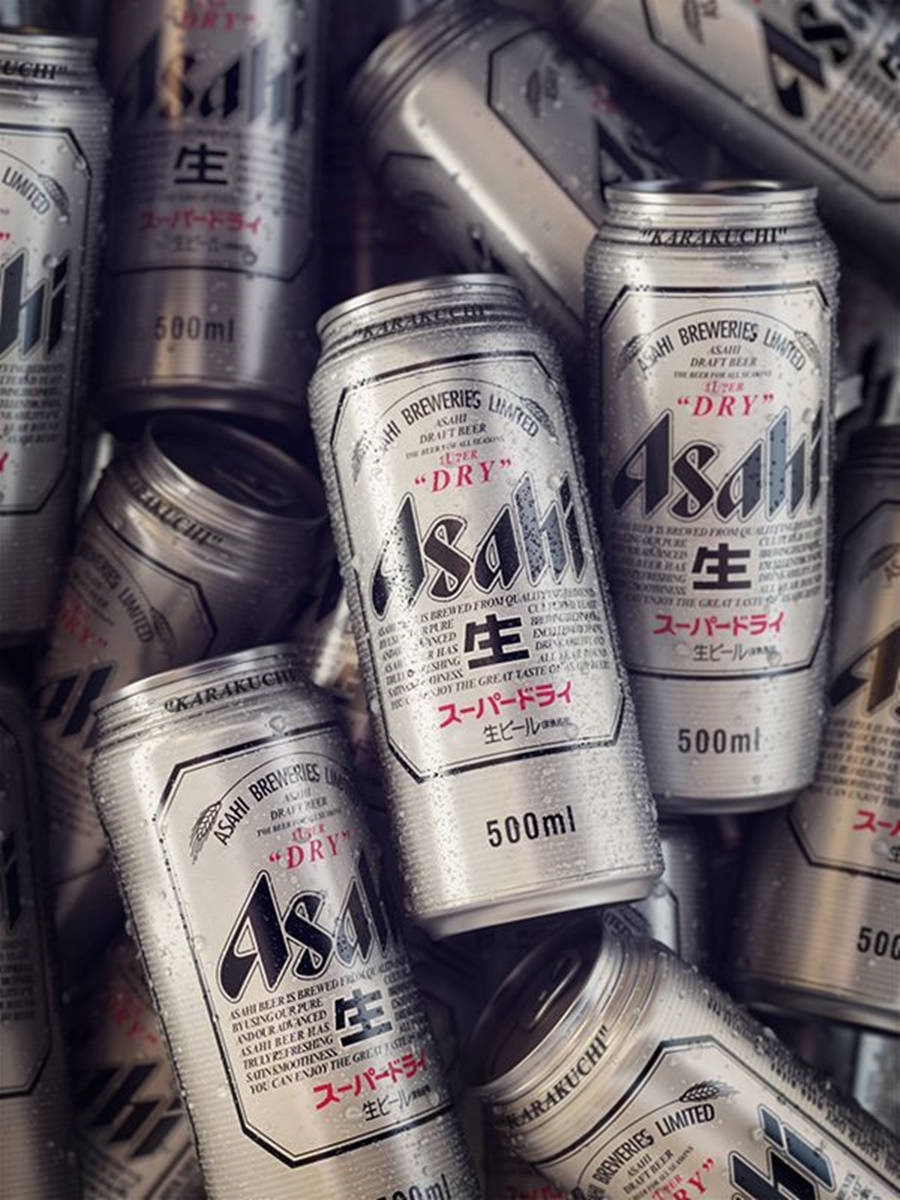 alcohol 桌布 壁紙 — 冷藏的Asahi Super Dry啤酒罐堆疊在一起，銀色表面上凝結的水珠閃閃發光的特寫。