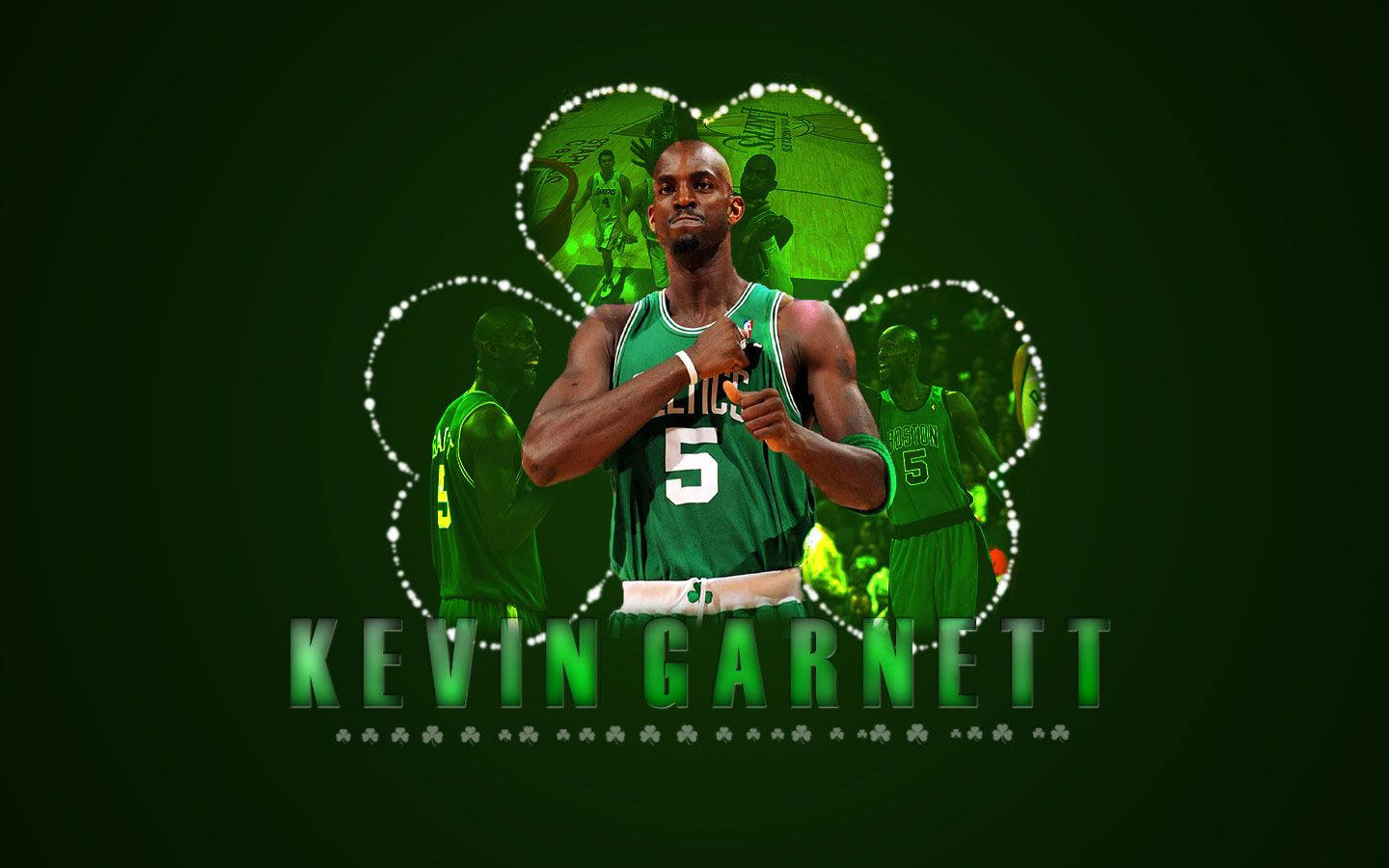 Kevin Garnett 桌布 壁紙 — 凱文·賈奈特身穿綠色塞爾提克球衣，雙手放在胸前，自信地站在深綠色背景前，背景有四葉草形狀的相框。