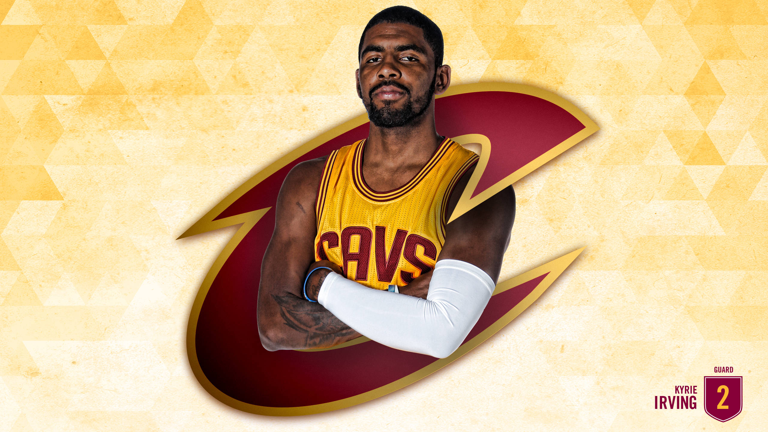 Teams 桌布 壁紙 — 凱里·厄文身穿克里夫蘭騎士隊球衣，在幾何金色和栗色背景前自信地交叉雙臂站立。