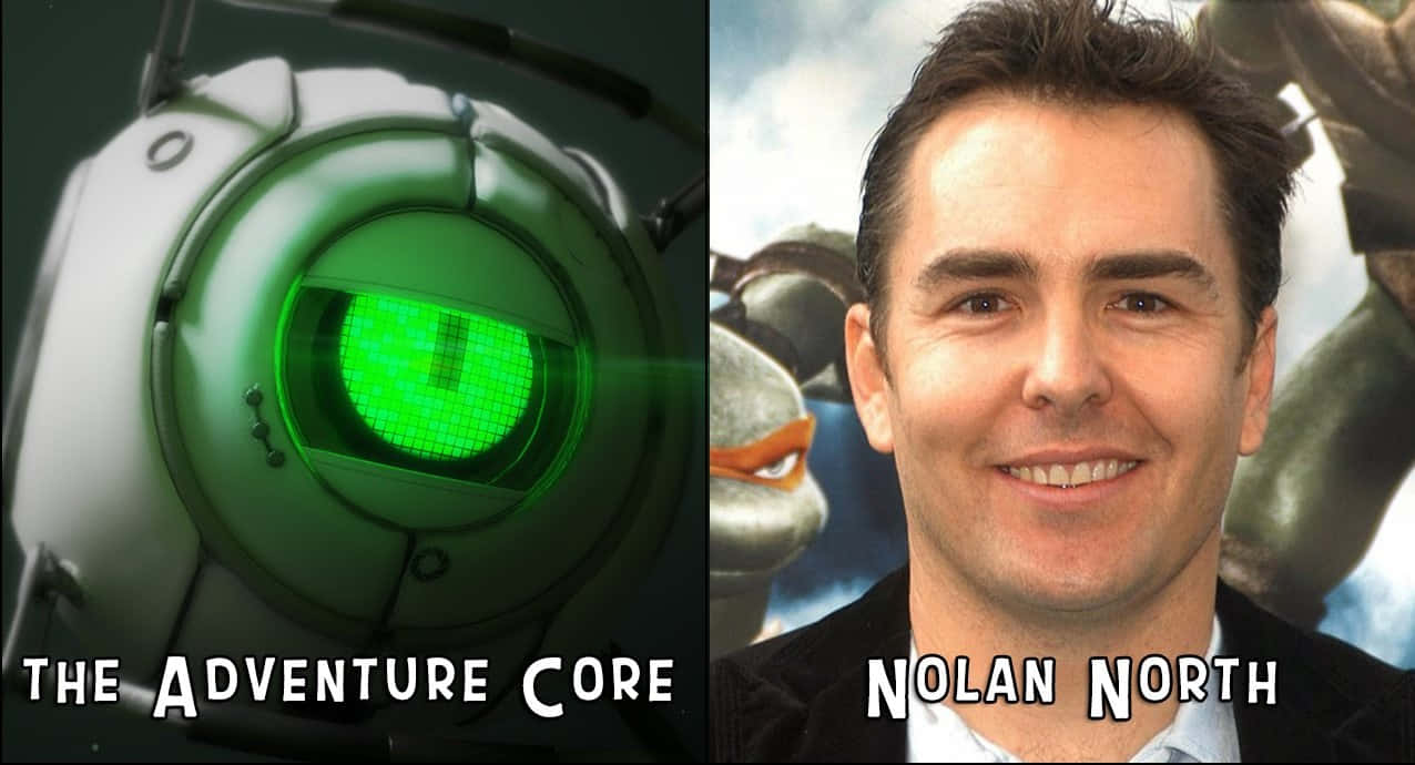 Portal Characters 桌布 壁紙 — 分割圖片，顯示一個發光的綠色機械眼睛和演員 Nolan North 在 Teenage Mutant Ninja Turtle 旁邊微笑。