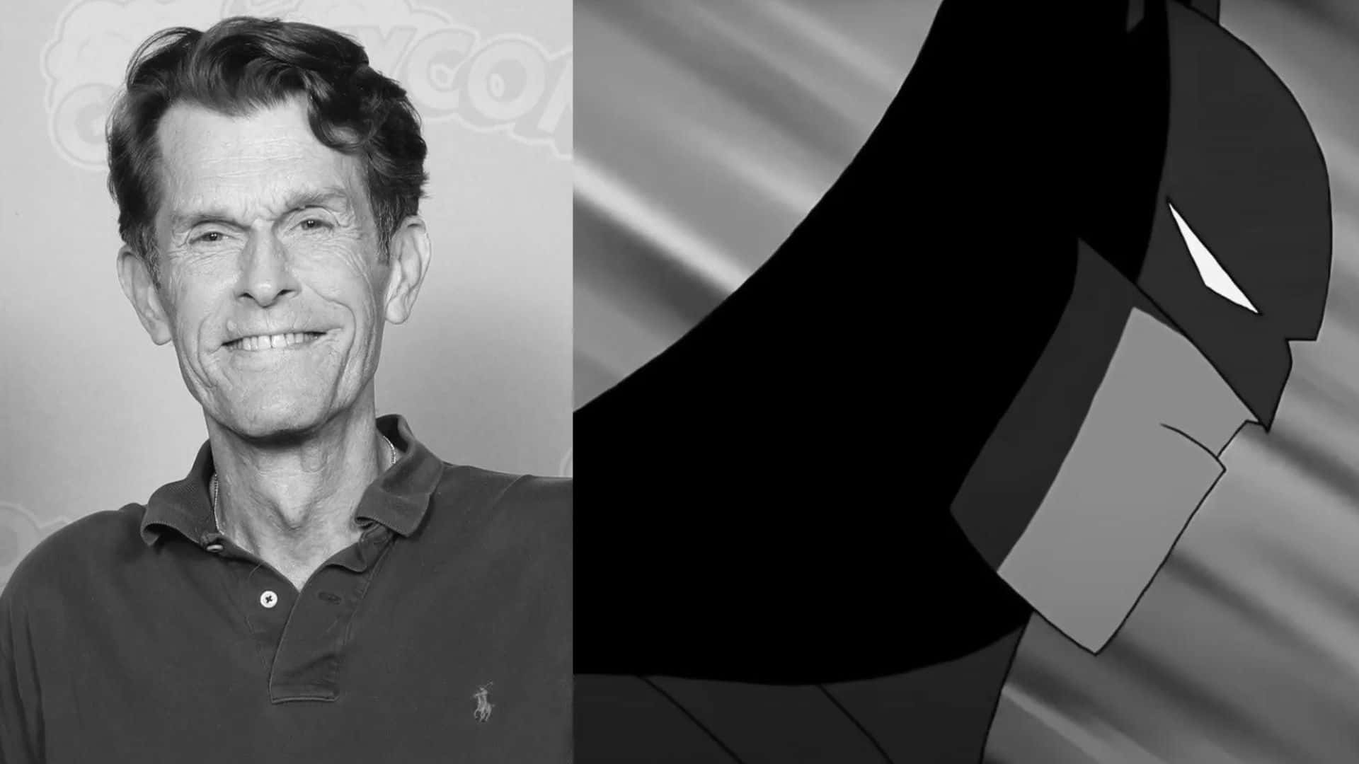 Kevin Conroy 桌布 壁紙 — 分割圖片顯示一位微笑穿Polo衫的男子旁邊有一個風格化的蝙蝠俠面具，以灰階呈現。