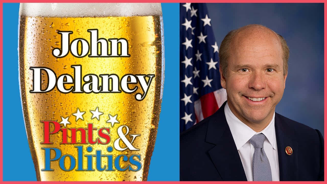 政治 桌布 壁紙 — 分割圖片顯示一個泡沫啤酒杯，上面有「John Delaney Pints & Politics」文字，旁邊是一位微笑的西裝男子，背景是美國國旗。