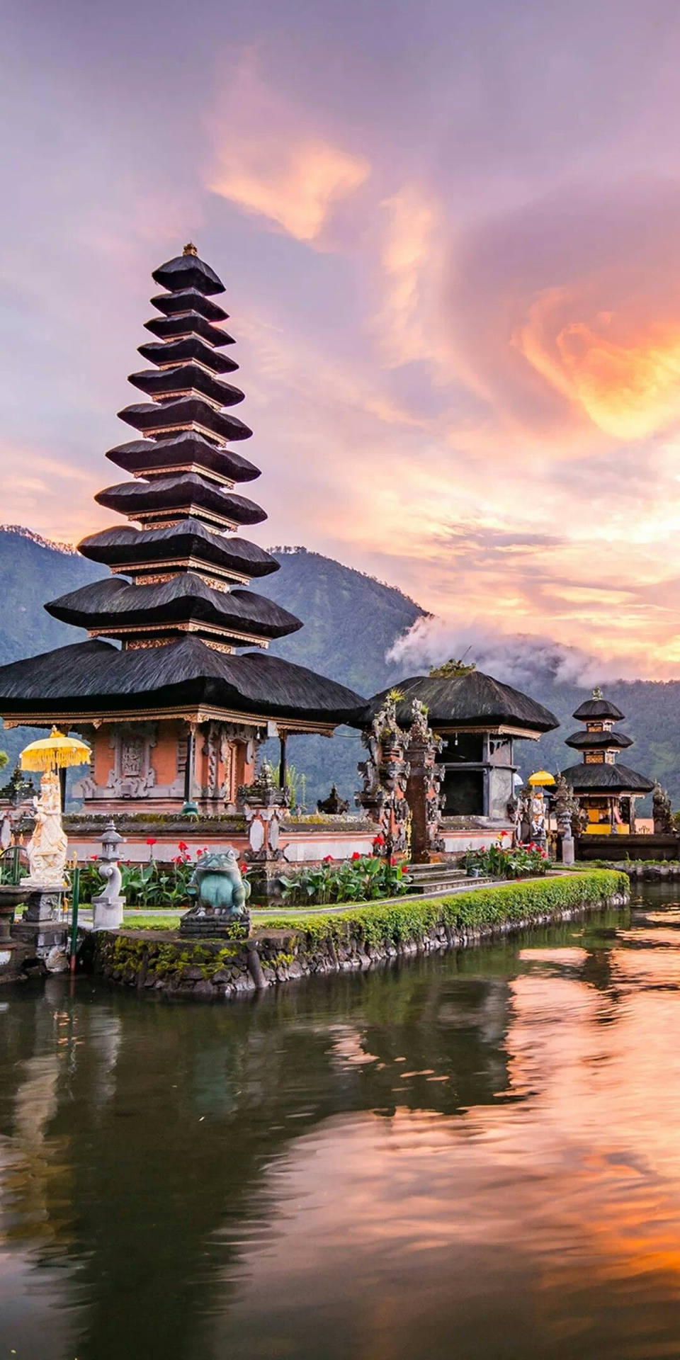 culture 桌布 壁紙 — 分層的峇里島寺廟在平靜的水面上倒映，天空呈現鮮豔的粉紅色和橙色日落。
