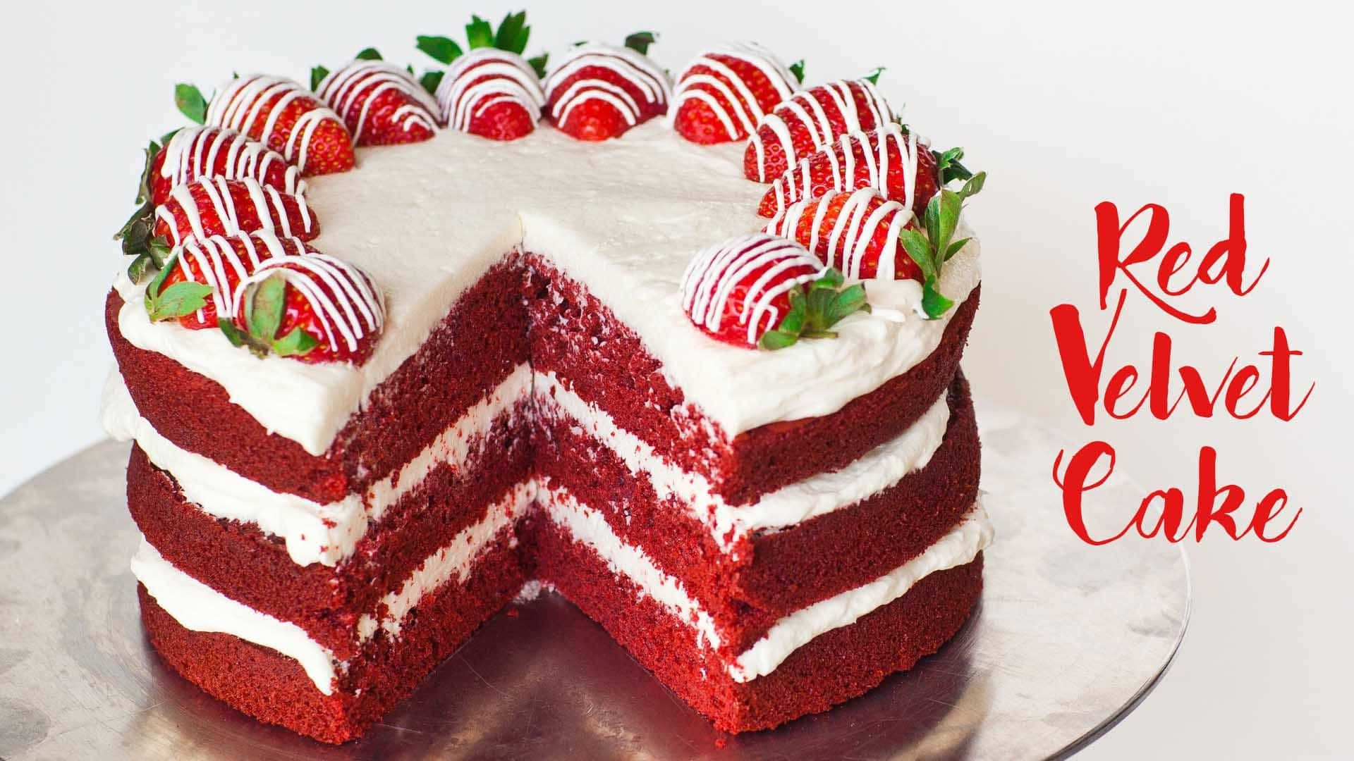Red Velvet Cake 桌布 壁紙 — 分層的紅絲絨蛋糕，配上白色糖霜和淋上奶油的草莓，放在銀盤上。