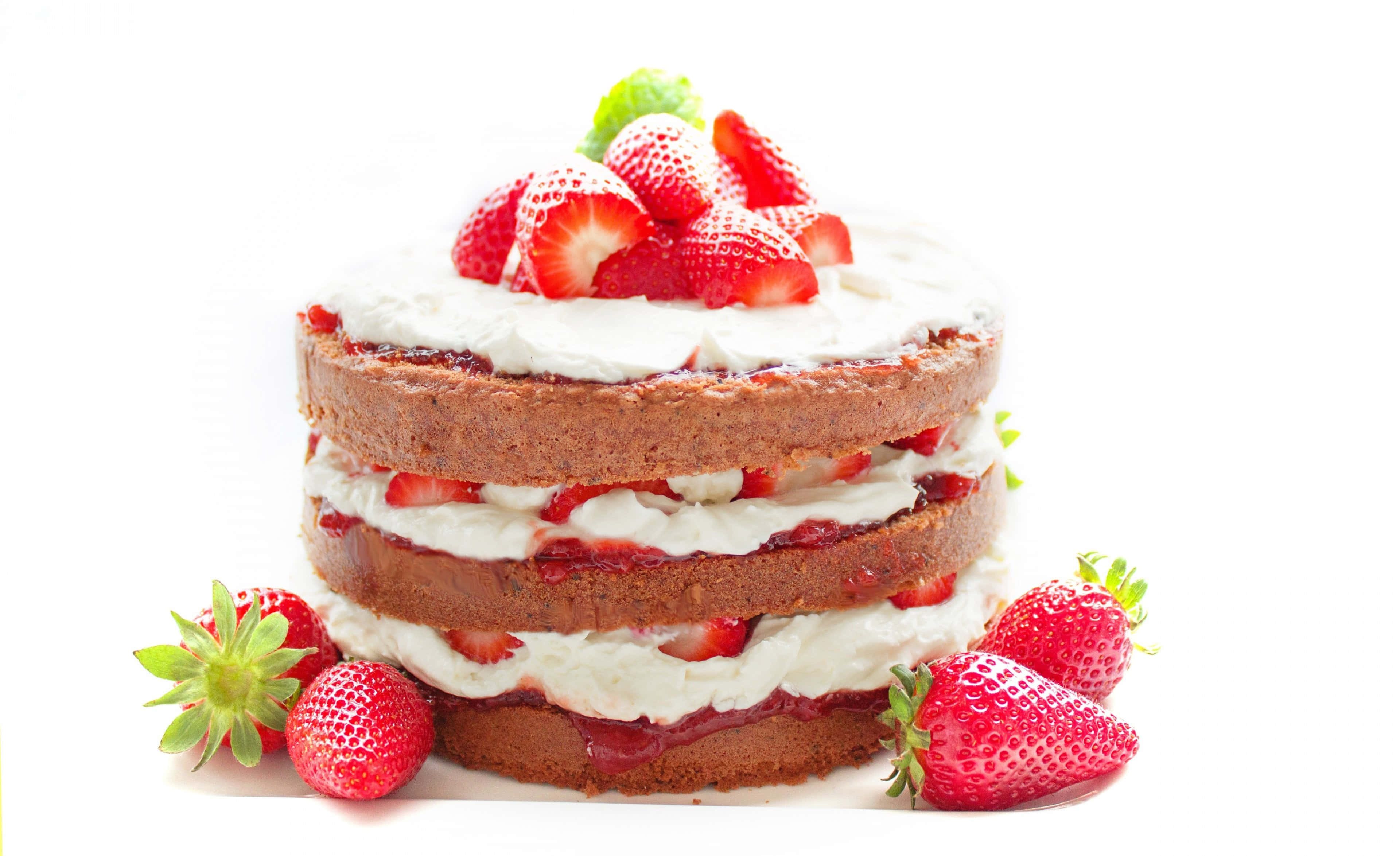 Pastry 桌布 壁紙 — 分層草莓蛋糕，配上奶油糖霜和新鮮完整草莓，放在潔白背景上。