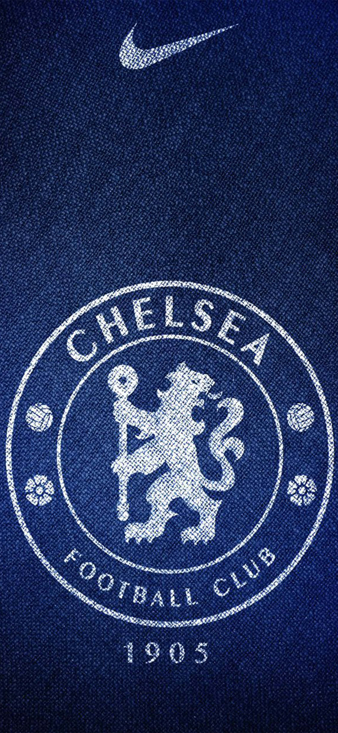 Chelsea iPhone 桌布 壁紙 — 切爾西足球俱樂部徽章以白色刺繡在質感海軍藍布料上，上方有Nike勾勾。